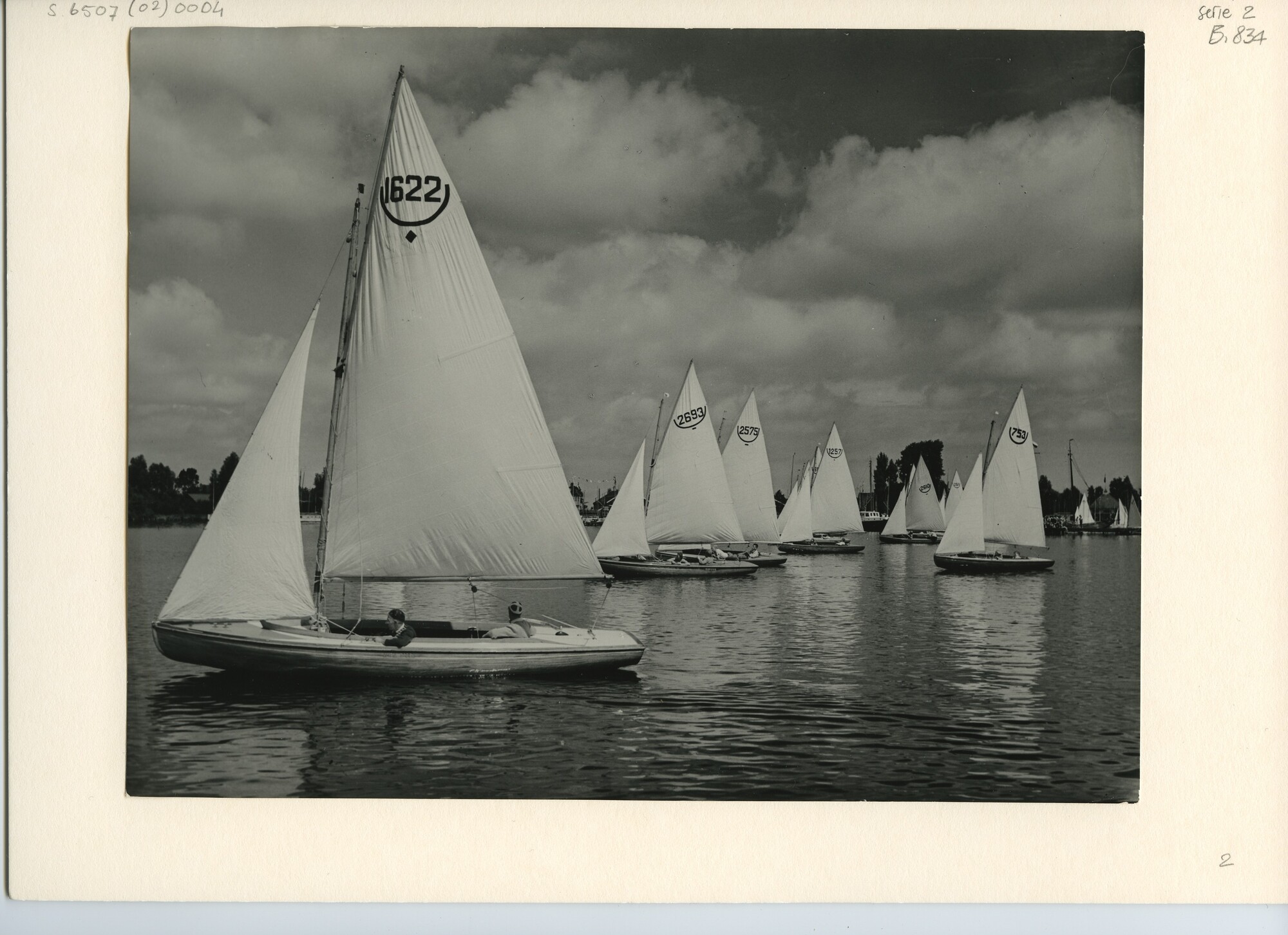 S.6507(02)0004.01; Zwart-wit foto van de start van de 16m² klasse tijdens de Hollandweek I 1952; foto