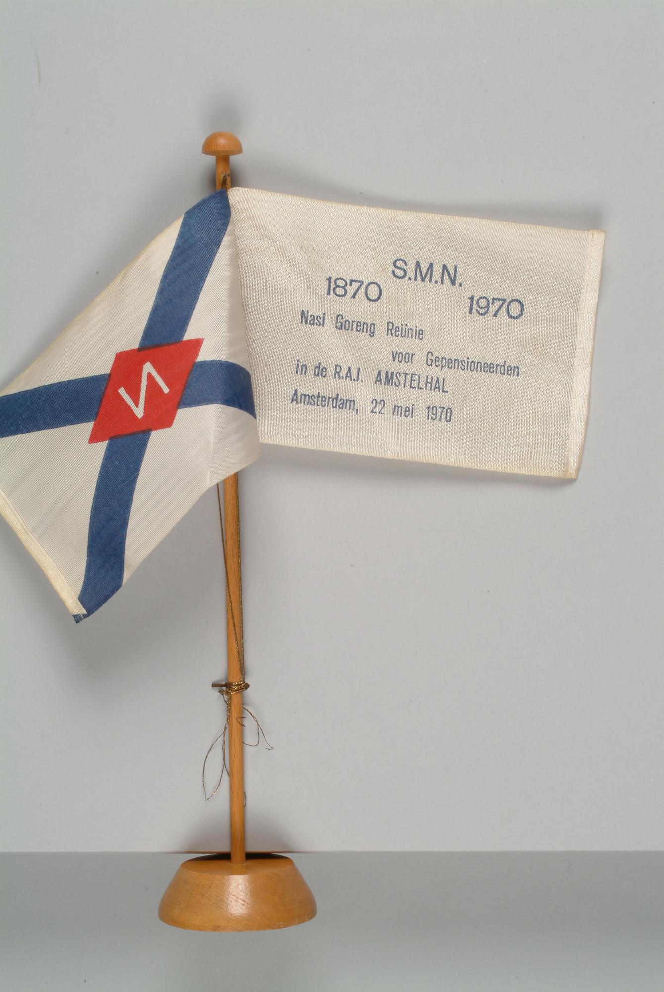 1994.6758; Tafelvlag van de Stoomvaart Maatschappij 'Nederland' gebruikt bij de nasi-goreng reunie te Amsterdam; vlag