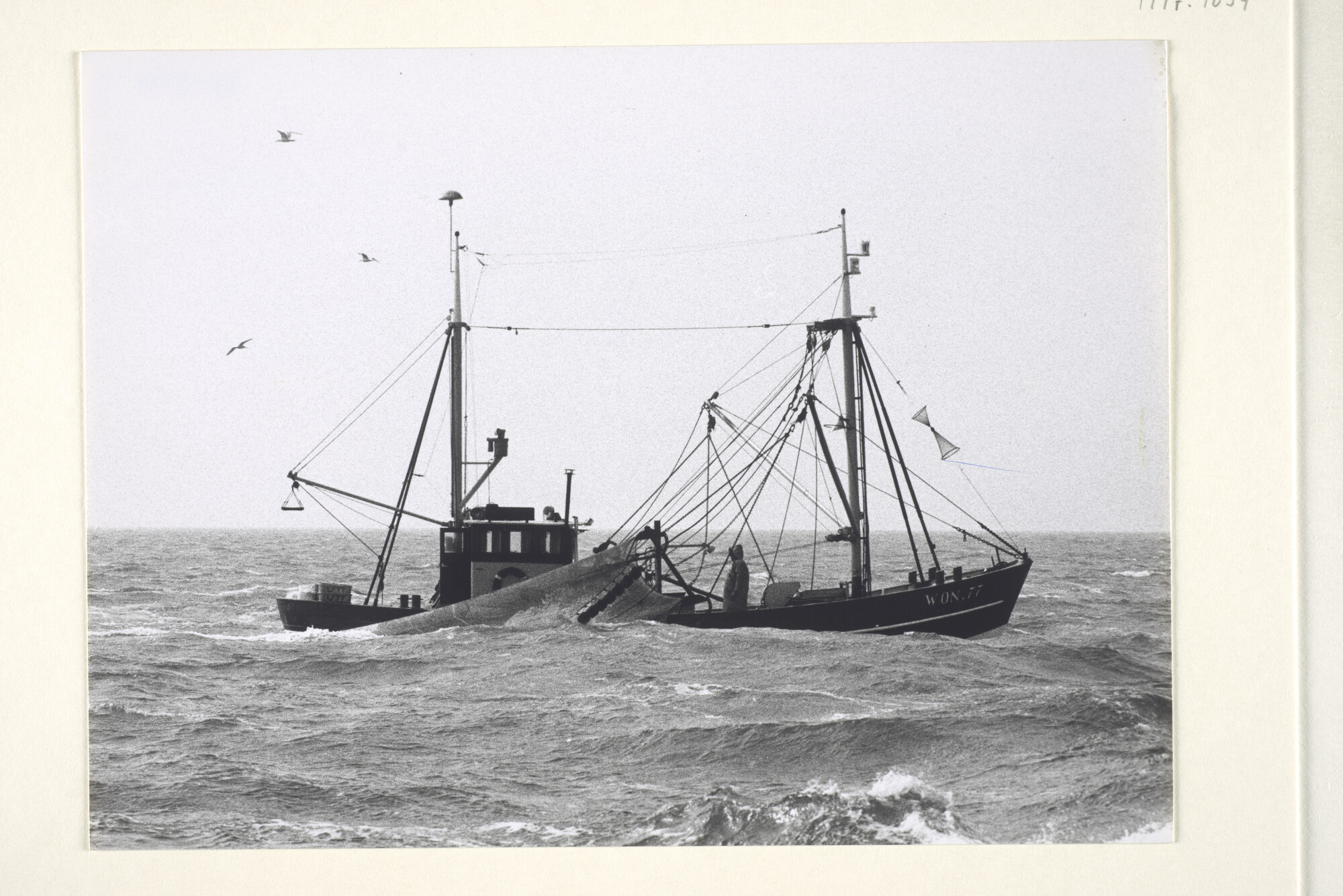 1997.1634; De Makkummer boomkorkotter 'WON 77' is aan het werk met uitstaande netten; foto