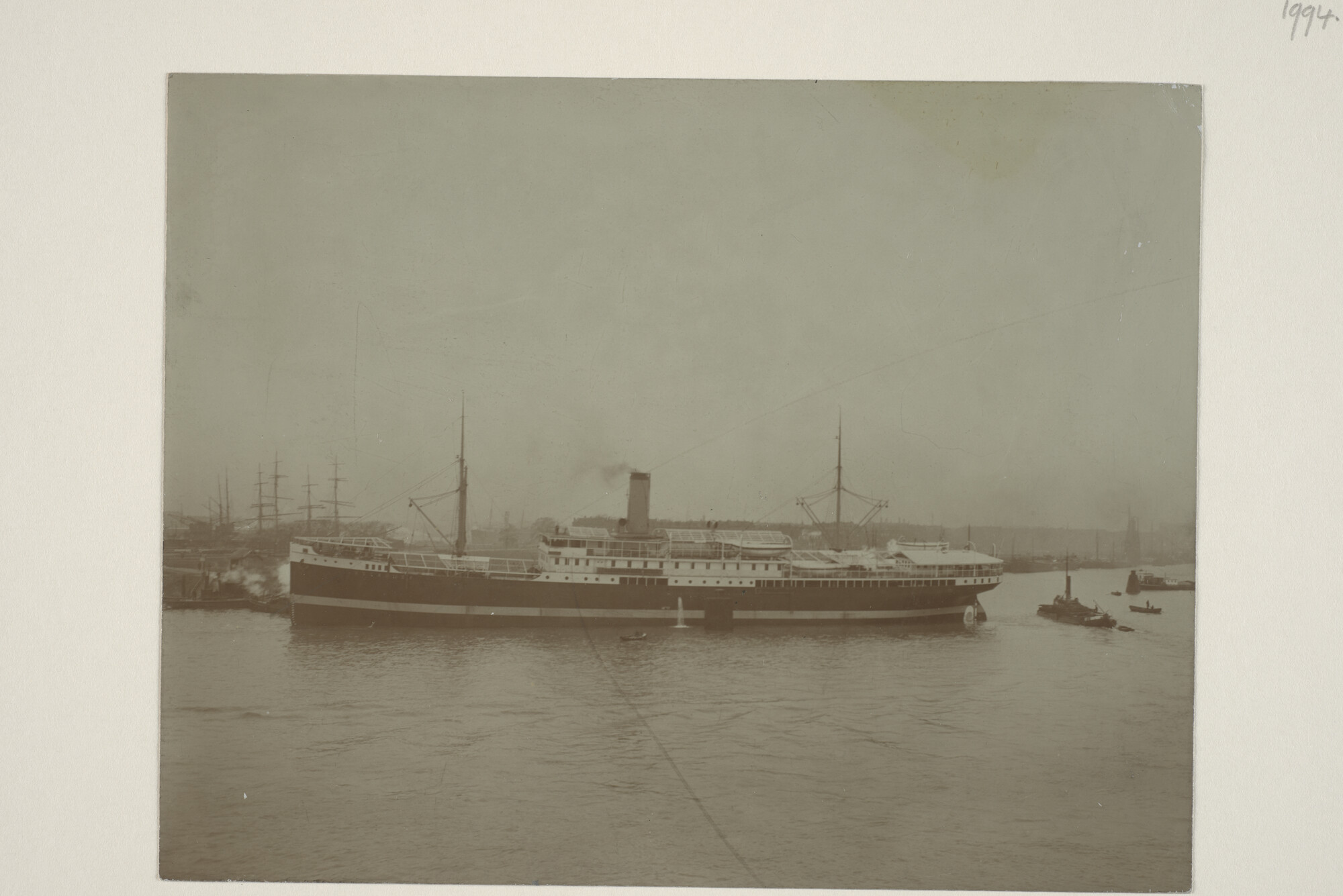 1994.1892; Het ss. 'Van Waerwijck' vertrekt uit de haven van Rotterdam; fotoreportage