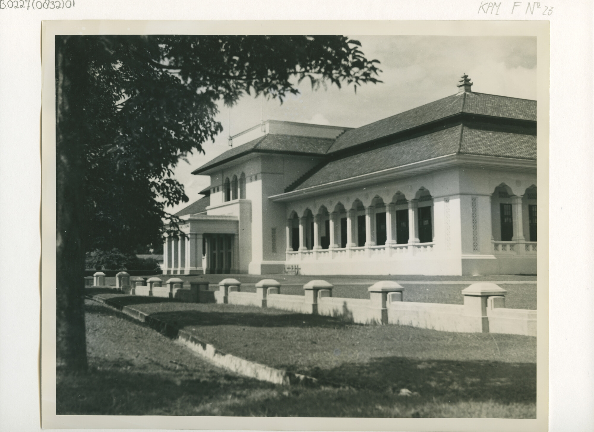 B.0227(0832)01; Een woonhuis en een gebouw te Medan; foto