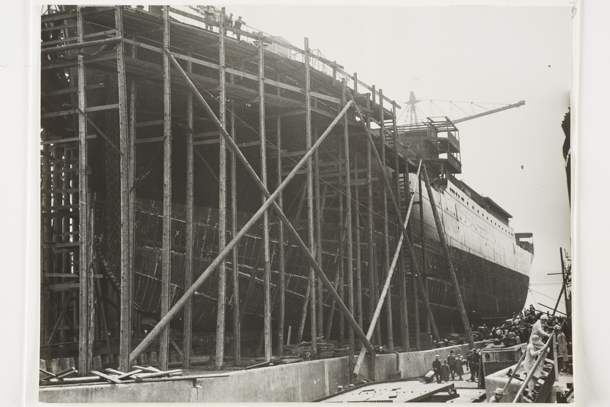 S.5444(0820)3; Foto van de tewaterlating van het vrachtschip ms. Tabian; foto