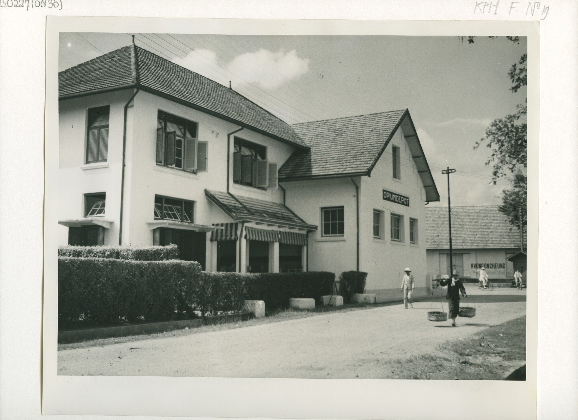 B.0227(0836); Straatgezicht: het opiumdepot te Medan; foto