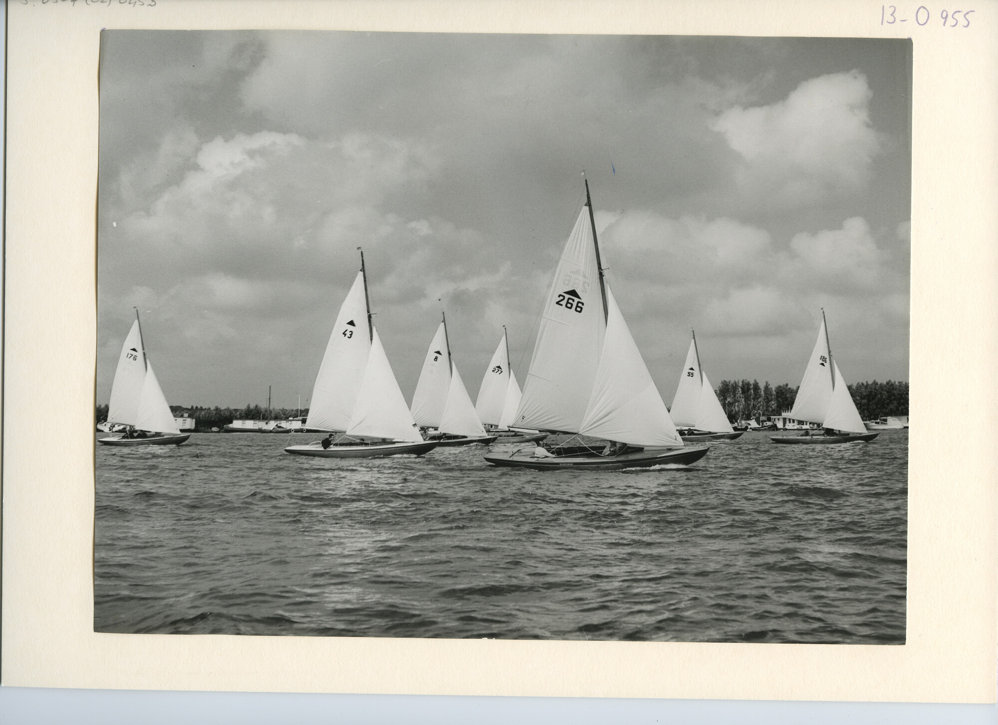 S.6507(02)0453; Zwart-wit foto van de Pampus-klasse B tijdens de Kaagweek 1961; foto