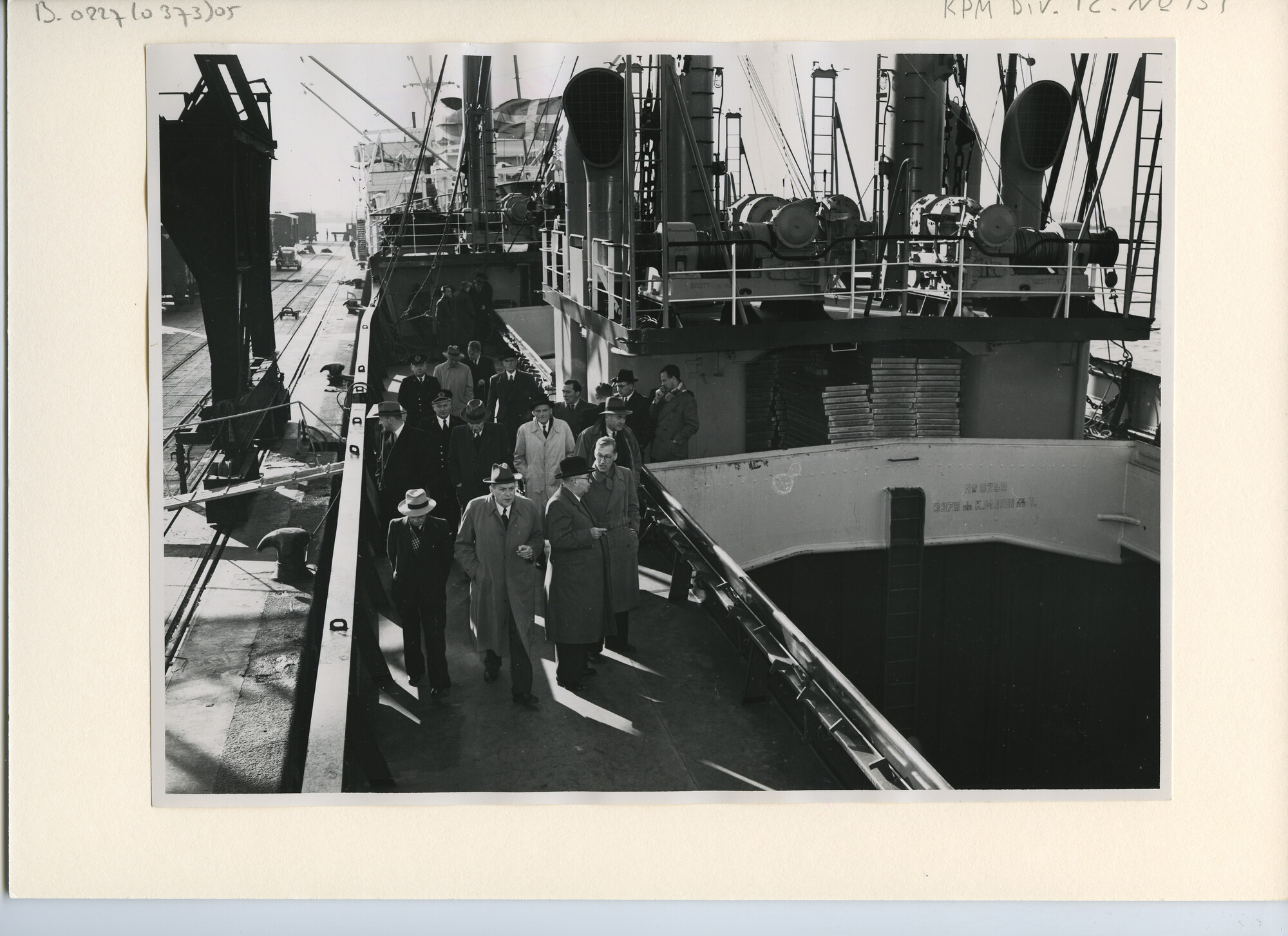 B.0227(0373)05; Foto van de overdracht van ms. Sabang door C. van der Giessen & Zonen; foto