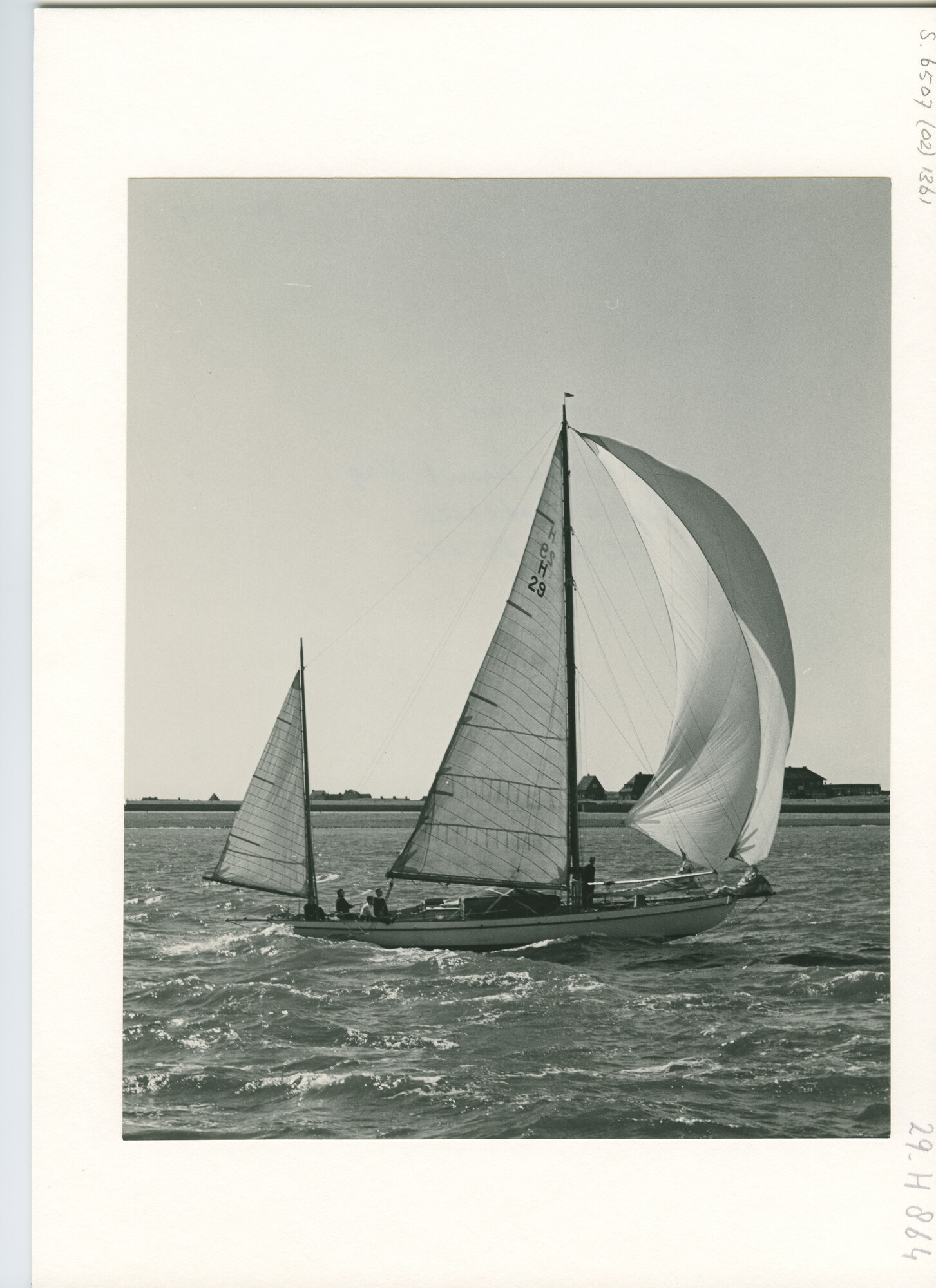 S.6507(02)1361.05; Zwart-wit foto van een zeilwedstrijd van de KMJC voor Den Helder; foto
