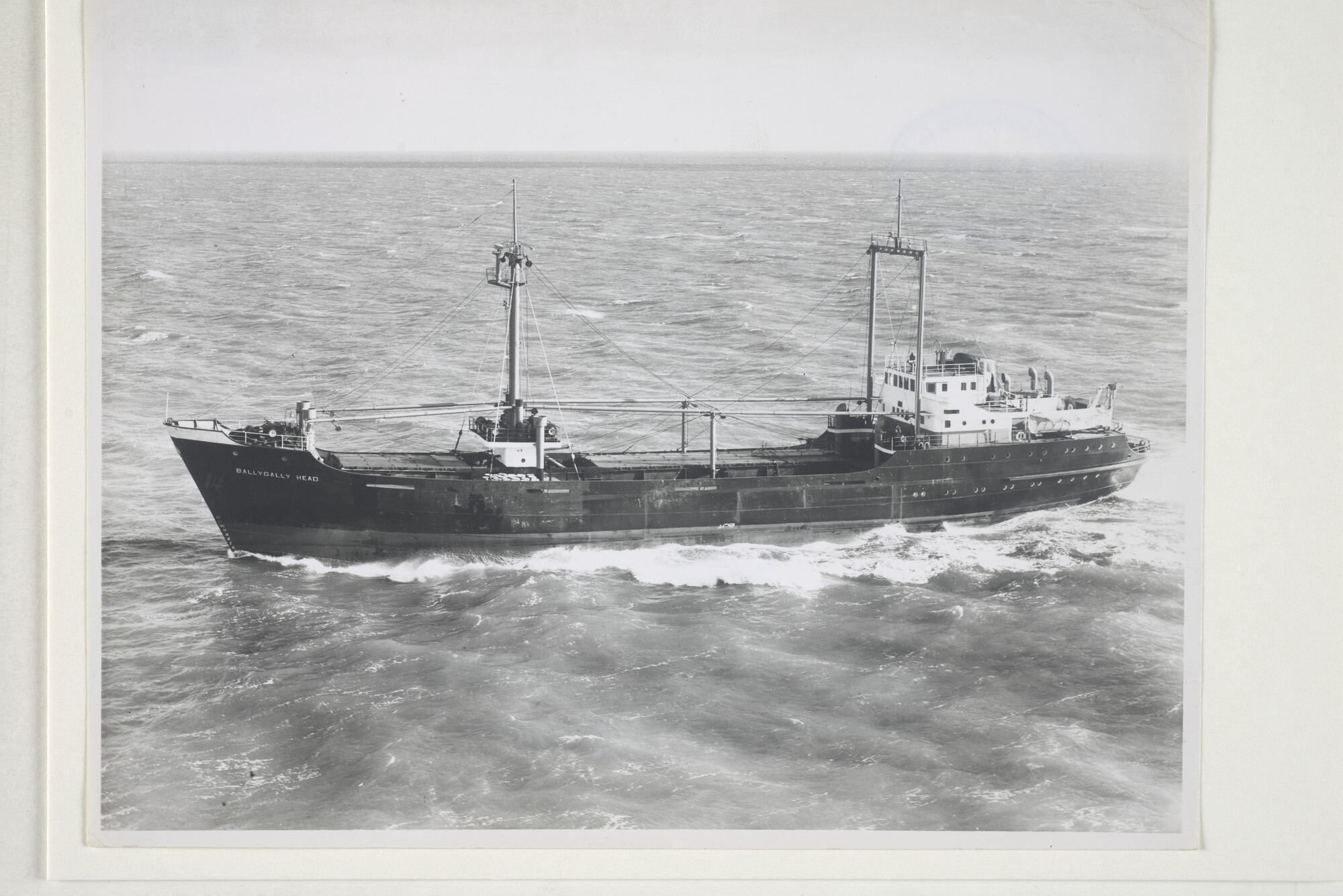 1999.1544; Luchtfoto van het Noord-Ierse vrachtschip ms. 'Ballygally Head' van de Ulster Steamship Company uit Belfast gezien tijdens de proefvaart op de Noordzee, 1953; foto