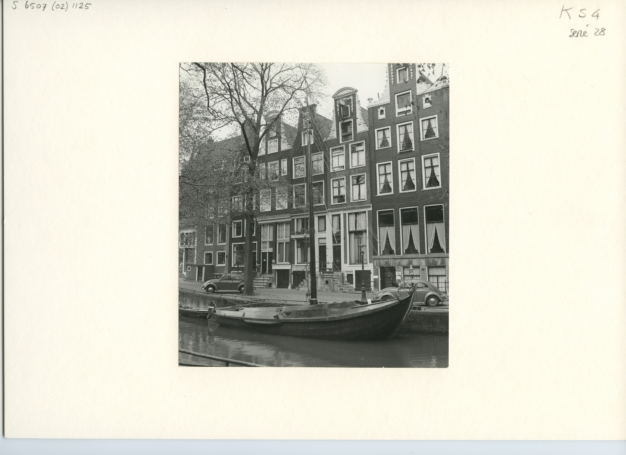 S.6507(02)1125.01; Zwart-wit foto van een botter in Amsterdamse gracht.; foto