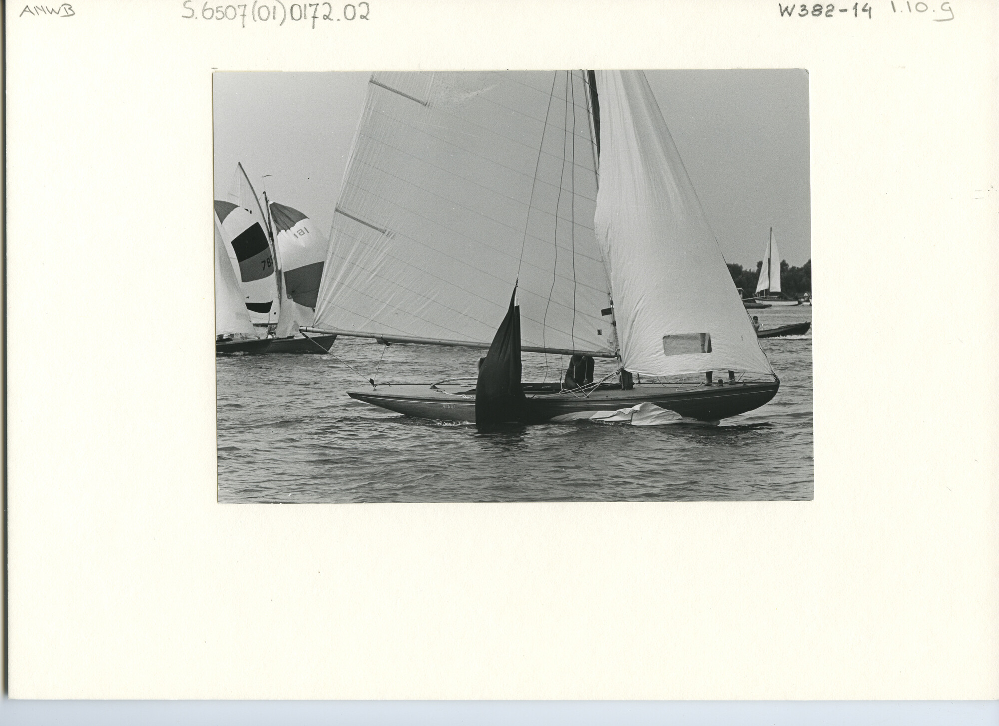 S.6507(01)0172.02; Foto van de Holland-Friesland-wedstrijd in de Regenboogklasse tijdens de Kaagweek 1968; foto