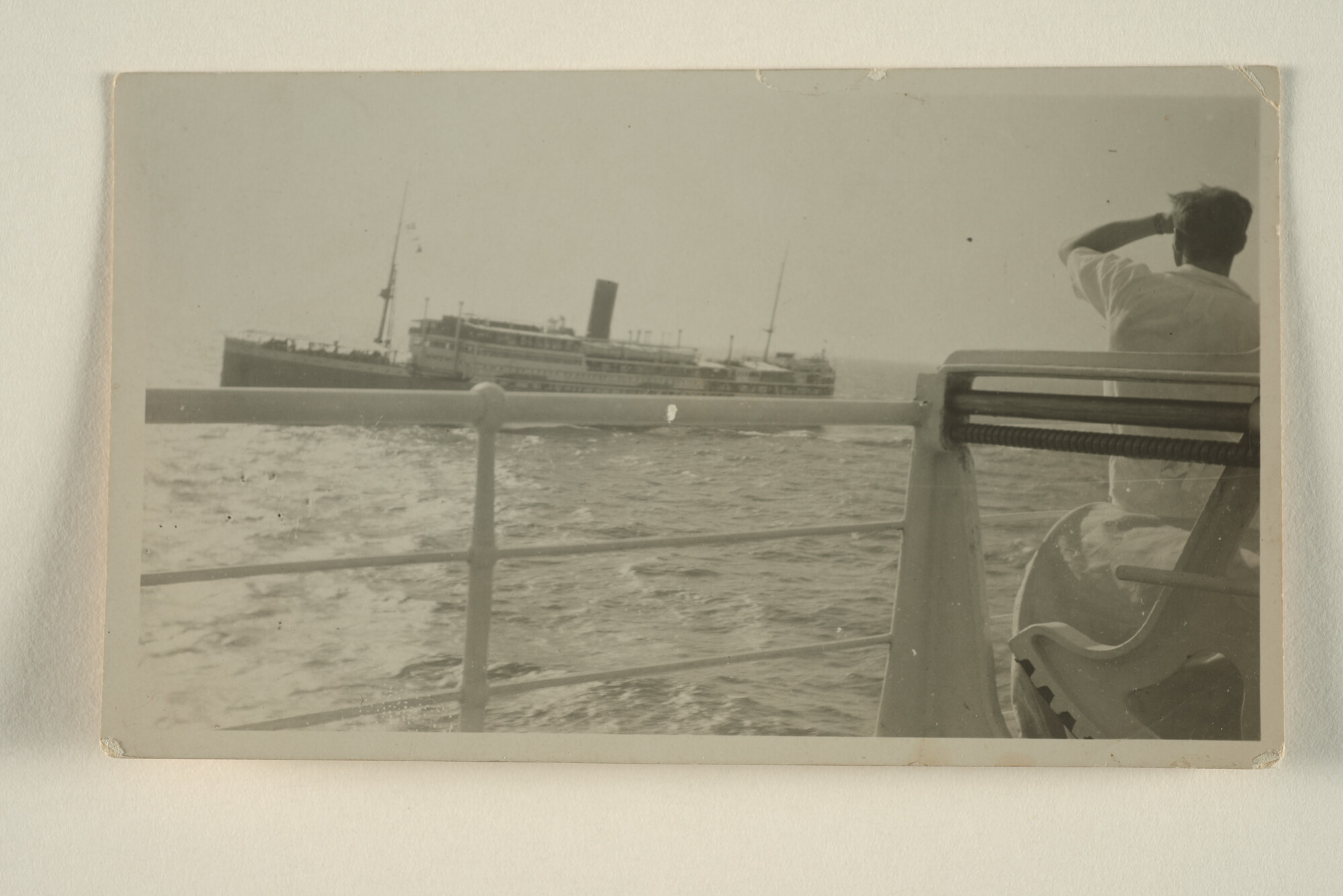 1995.5220; Het passagiersschip ms. 'Indrapoera' van de Rotterdamsche Lloyd gezien vanaf een ander schip op volle zee; foto
