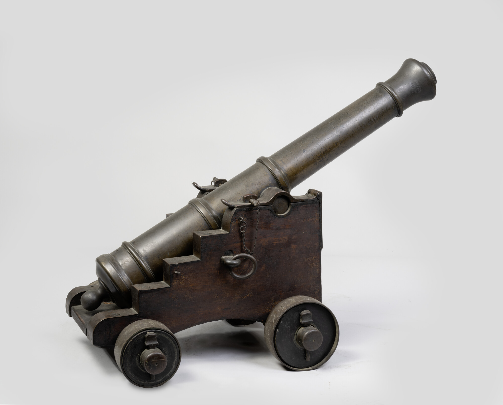 A.1795(01); Bronzen scheepskanon op rolpaard; kanon