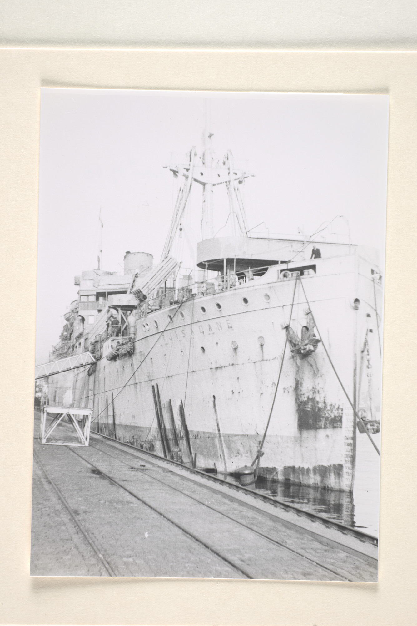 1996.3100; Het tot troepenschip omgebouwde passagiersschip ms. 'Tjisadane' van de Java-China-Japan-Lijn ligt afgemeerd in de haven van Amsterdam (Vooraanzicht); foto