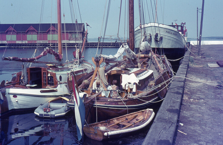 2014.0131; Dia van botterjacht Houtrib en de Vrouwe Adriana in de haven van Rudkøbing; kleurendia