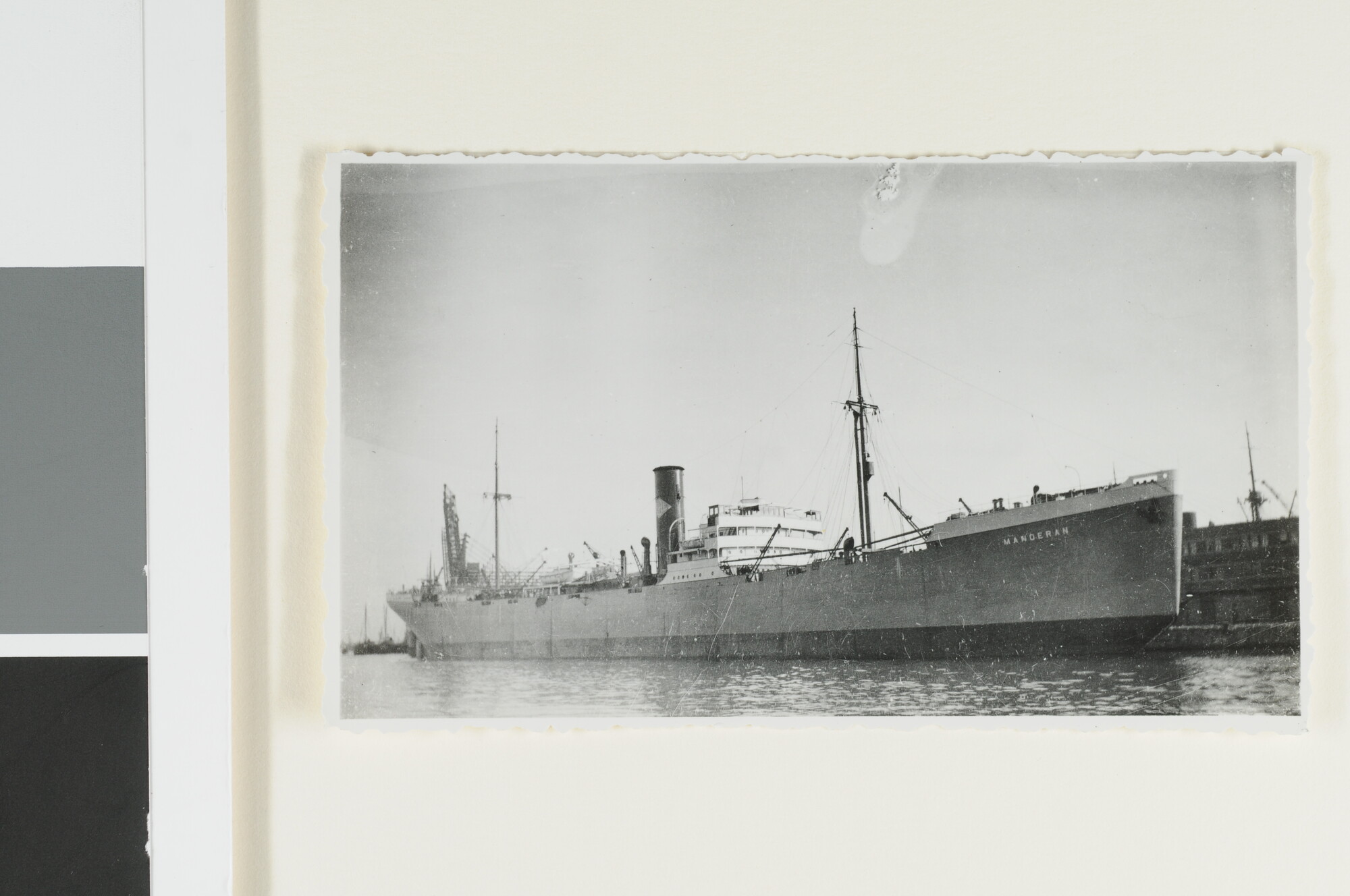 S.4380(04)395; Foto's van het vrachtschip ss. Manoeran; fotoreportage