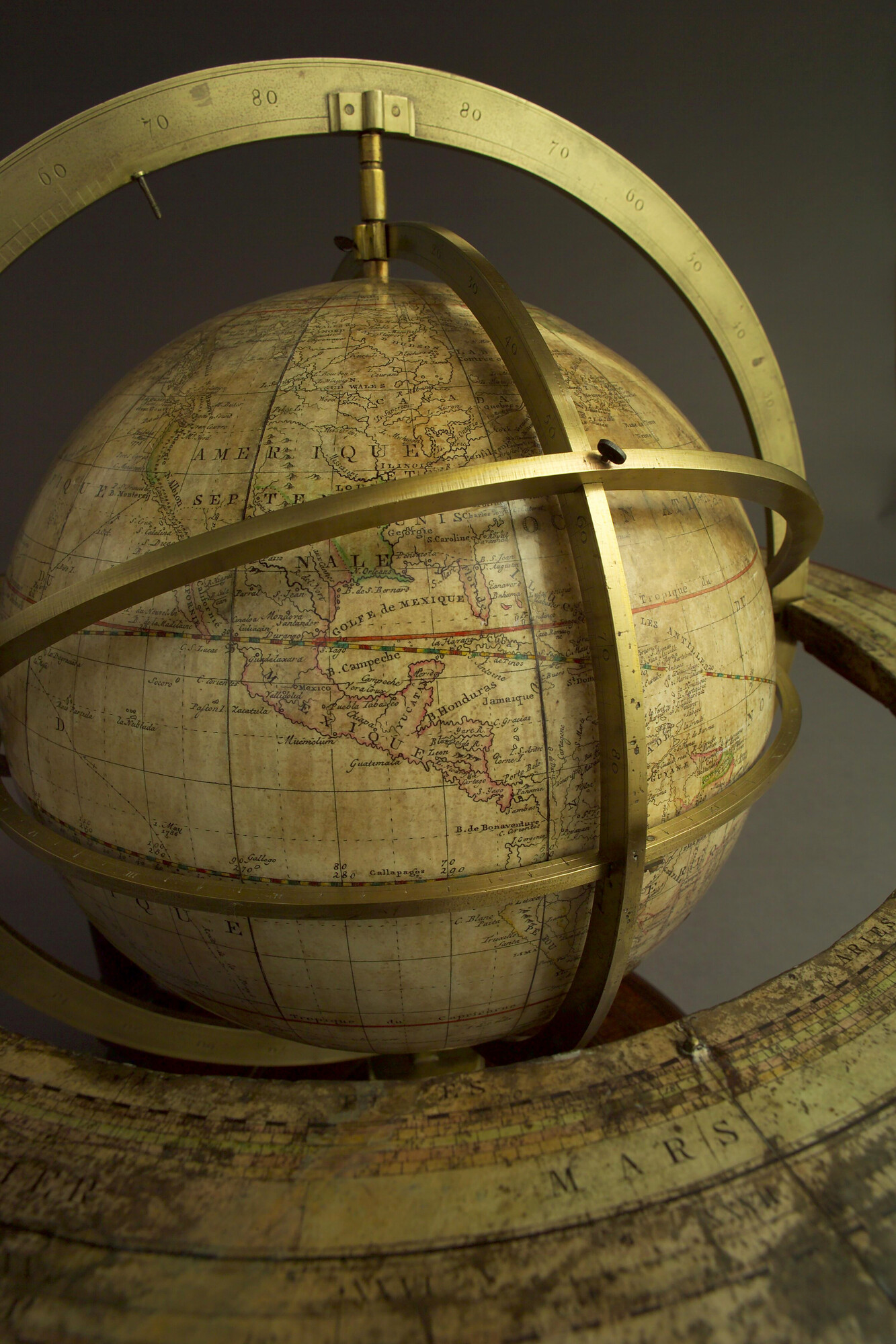 A.0145(025)22; Aardglobe van 31 cm. in doorsnede vervaardigd door Cornelis Covens en gegraveerd door Cornelis van Baarsel, met ringen gemonteerd rond de globe; globe