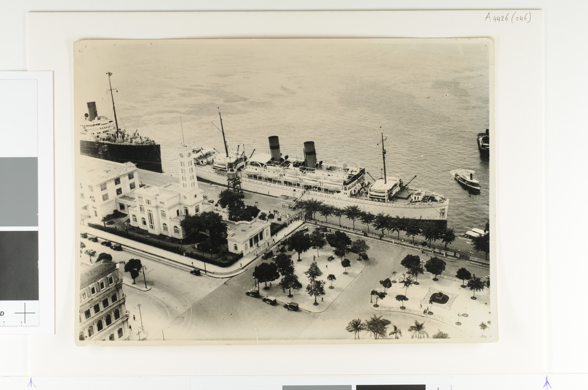 S.4426(046); Het passagiersschip ss. Orania van de Koninklijke Hollandsche Lloyd ligt afgemeerd aan de kade van een Zuid-Amerikaanse haven; foto
