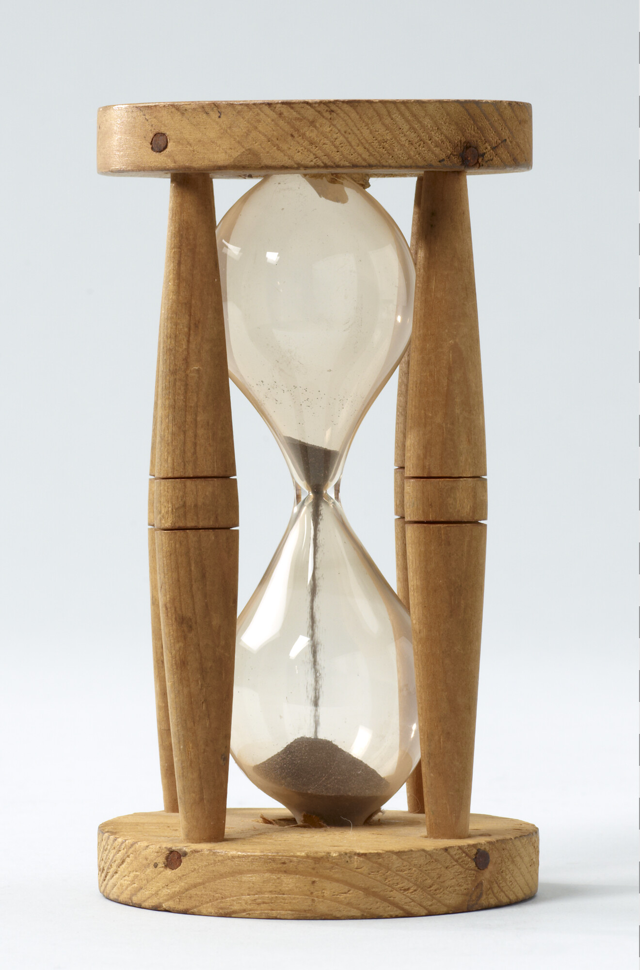 1994.5158; Zandloper van 14½ seconde, hout en glas; zandloper