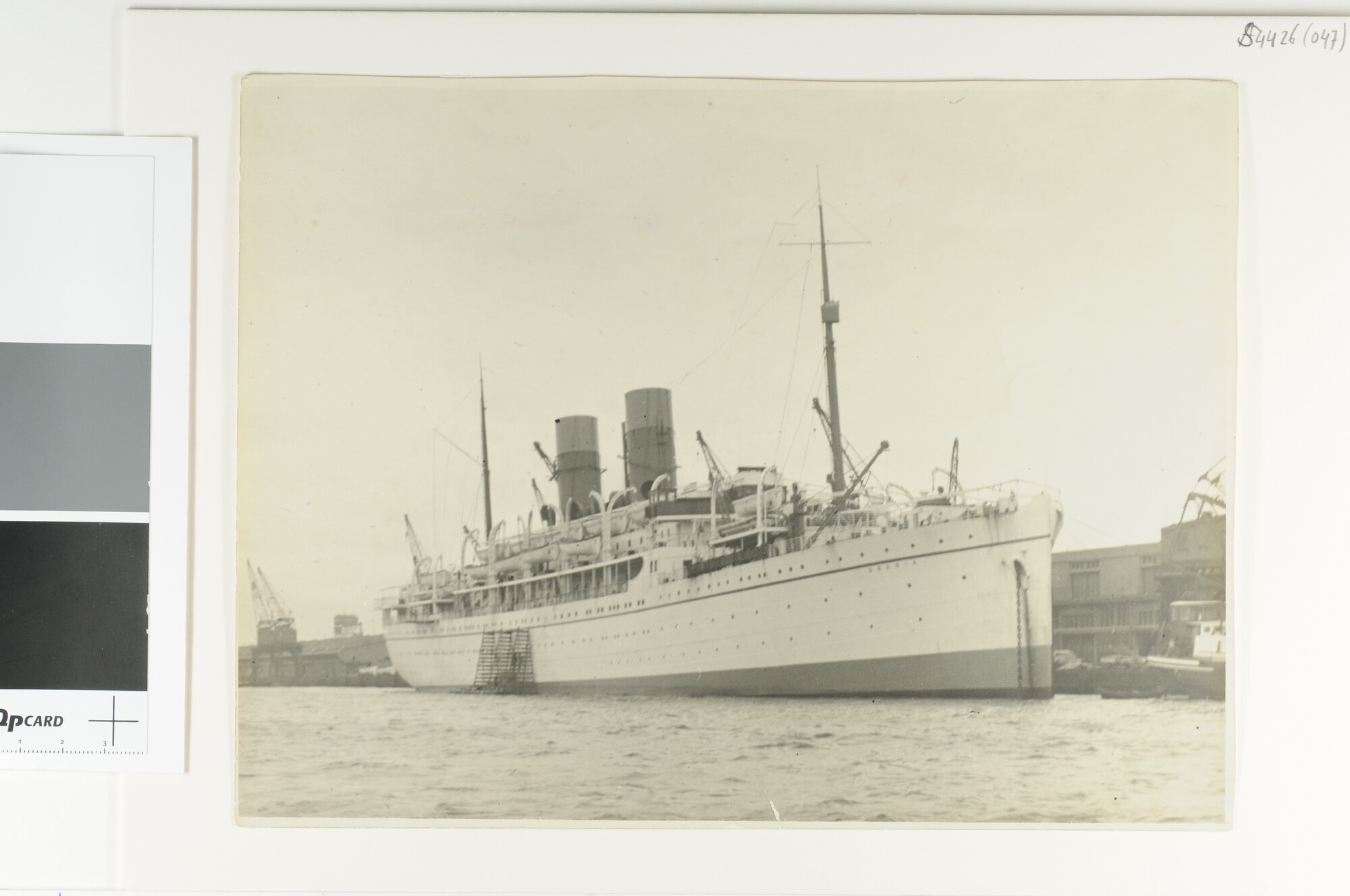 S.4426(047); Het passagiersschip ss. 'Orania' van de Koninklijke Hollandsche Lloyd ligt afgemeerd aan de kade in Amsterdam; foto