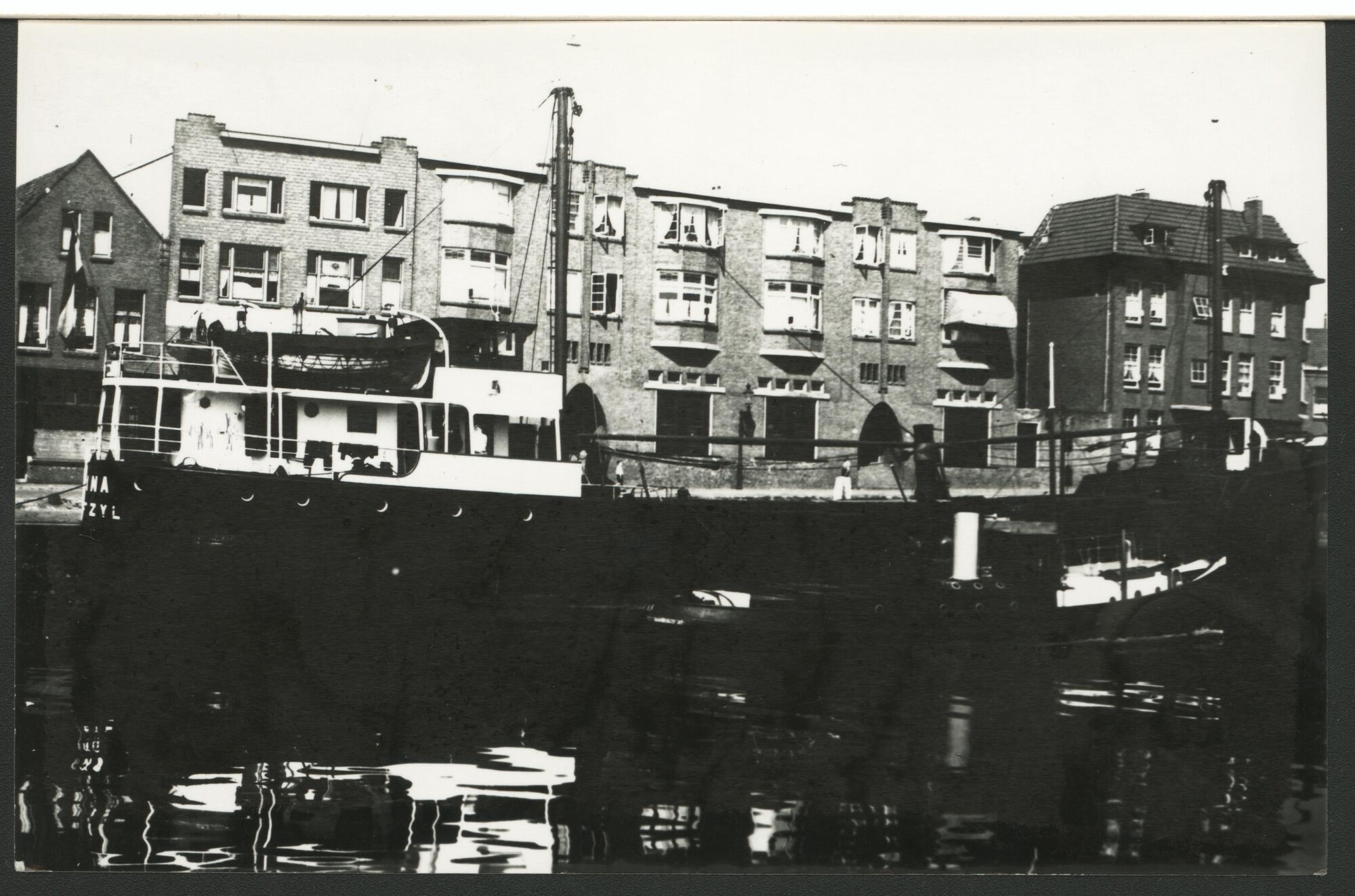 1993.6671; Het vrachtschip ms. 'Diana' in de thuishaven Delfzijl; prentbriefkaart