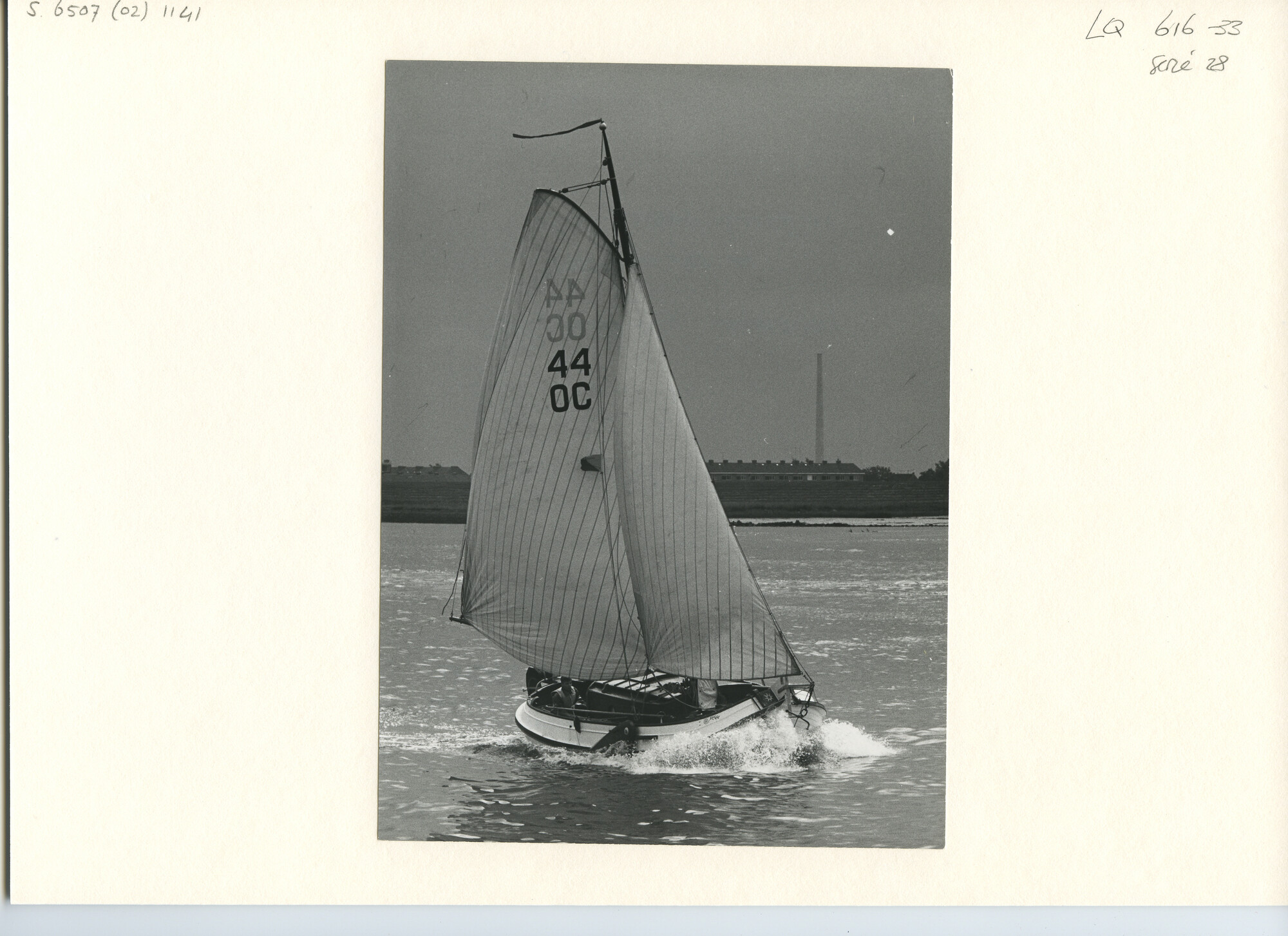 S.6507(02)1141.02; Zwart-wit foto van de boeier De Kleine Beer (44 OC) op de Nieuwe Waterweg; foto