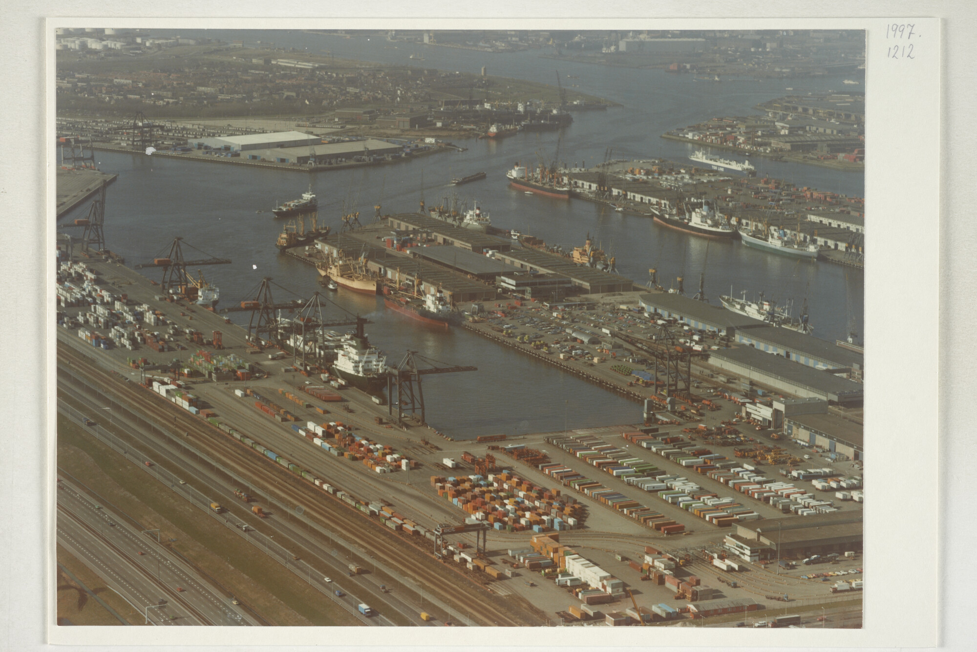 1997.1212; Luchtfoto van de Eemhaven in Rotterdam; foto