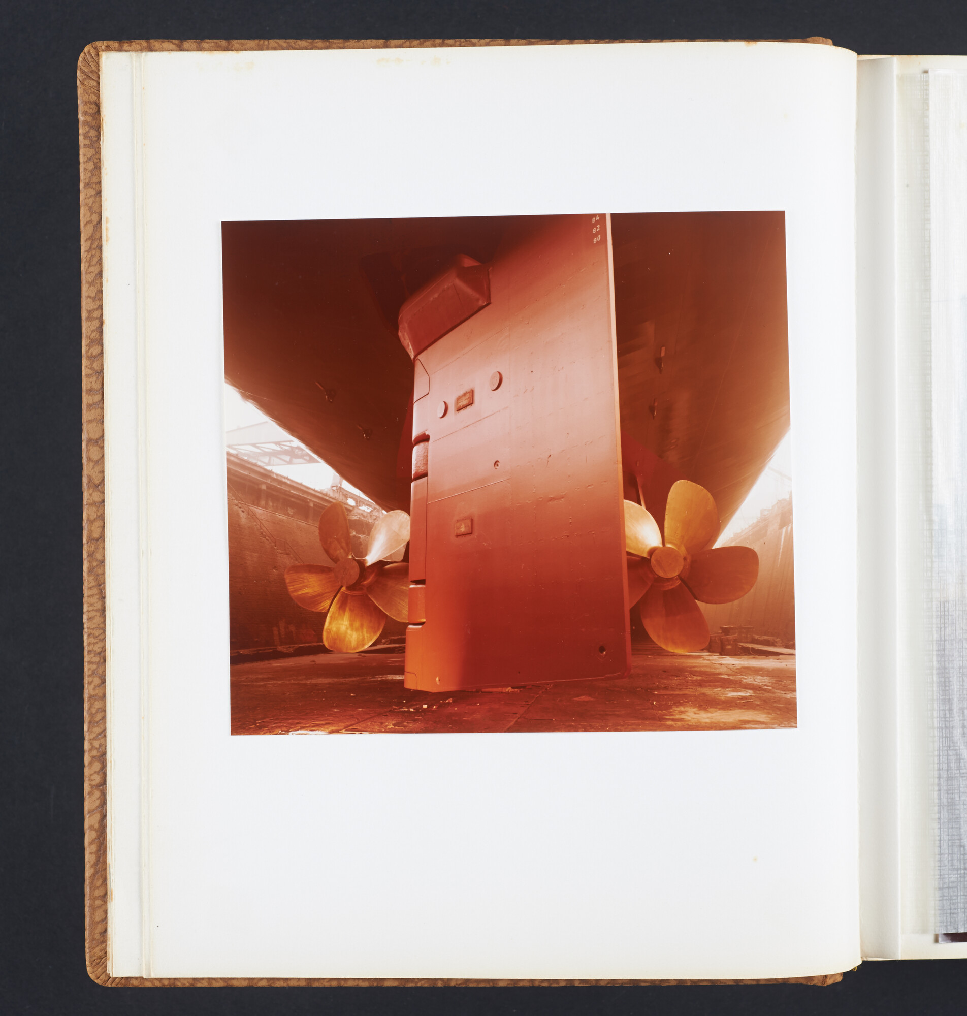 2016.2698; Fotoalbum van de bouw, de naamgeving en overdracht, het interieur en luchtopnamen van ms. Nedlloyd Delft; fotoalbum