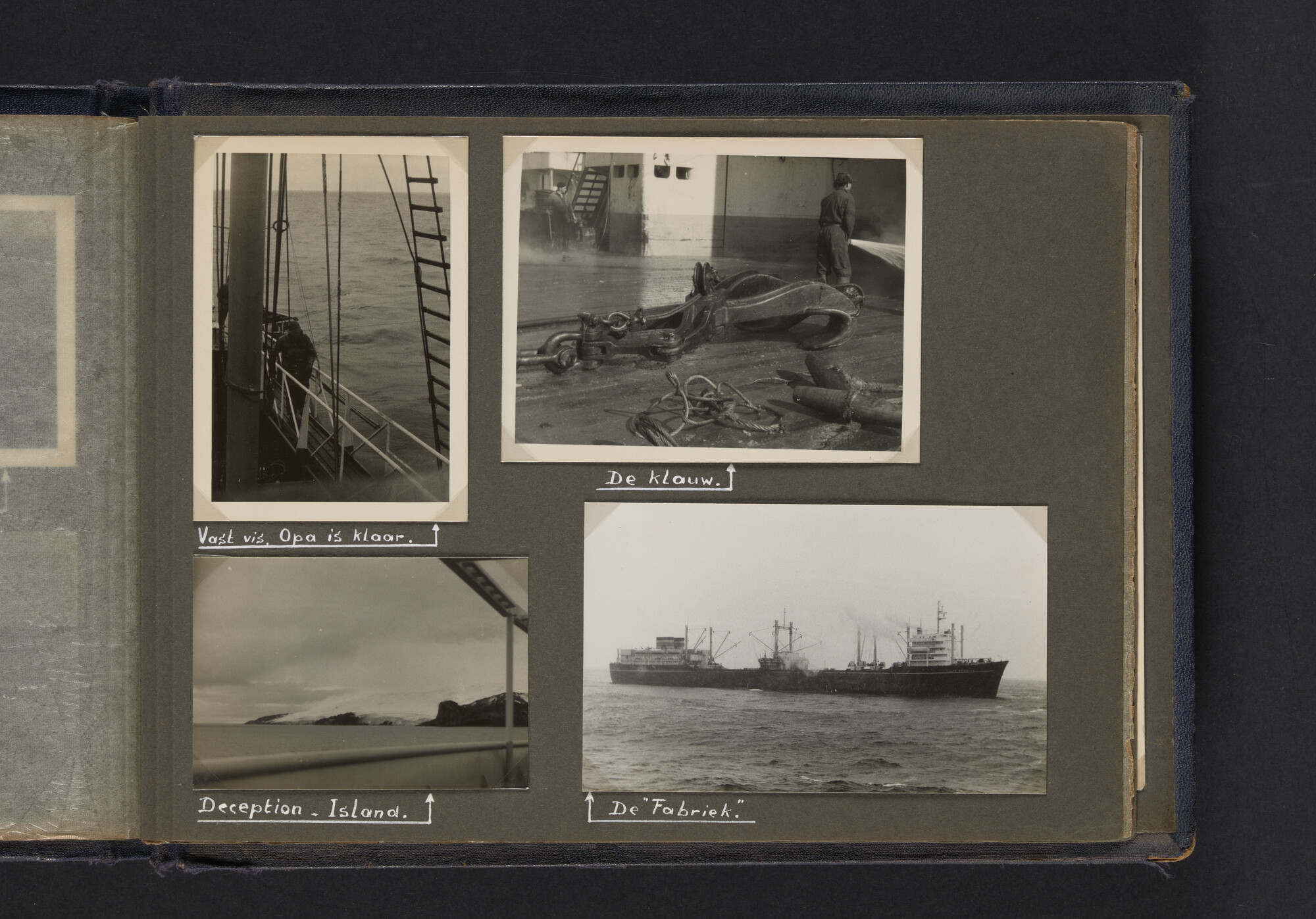 2021.0009; Fotoalbum van Joost Ossewaarde, 4e radiotelegrafist op walvismoederschip Willem Barendsz (II) en walvisjagers, met foto's van vangstseizoenen 1955-1956 en 1956-1957.; fotoalbum