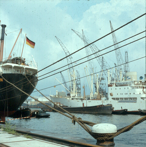 S.9100(0041); Een Duits vrachtschip in de Coenhaven te Amsterdam; diapositief