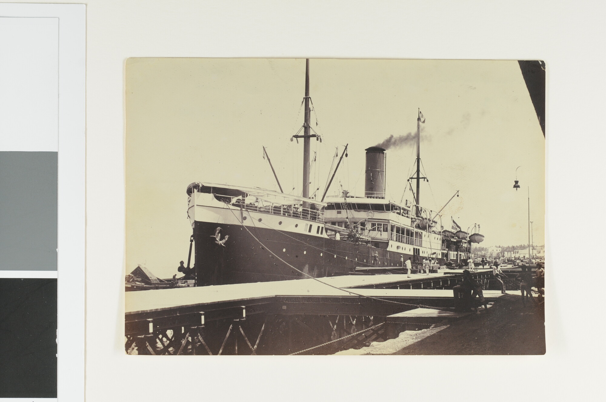 S.4426(033); Het ss. 'Van Neck' van de KPM ligt afgemeerd aan de steiger te Makassar; foto