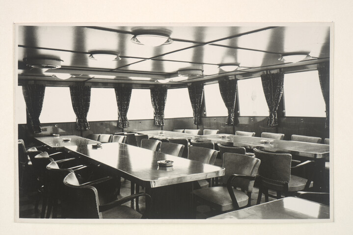 S.5219(12)0177; Interieurfoto's van dek, machinekamer, hut marconist en eetzaal van de Braziliaanse hekwielers Veiga Cabral, Placido de Castro, Irineu Evangelista; fotoreportage