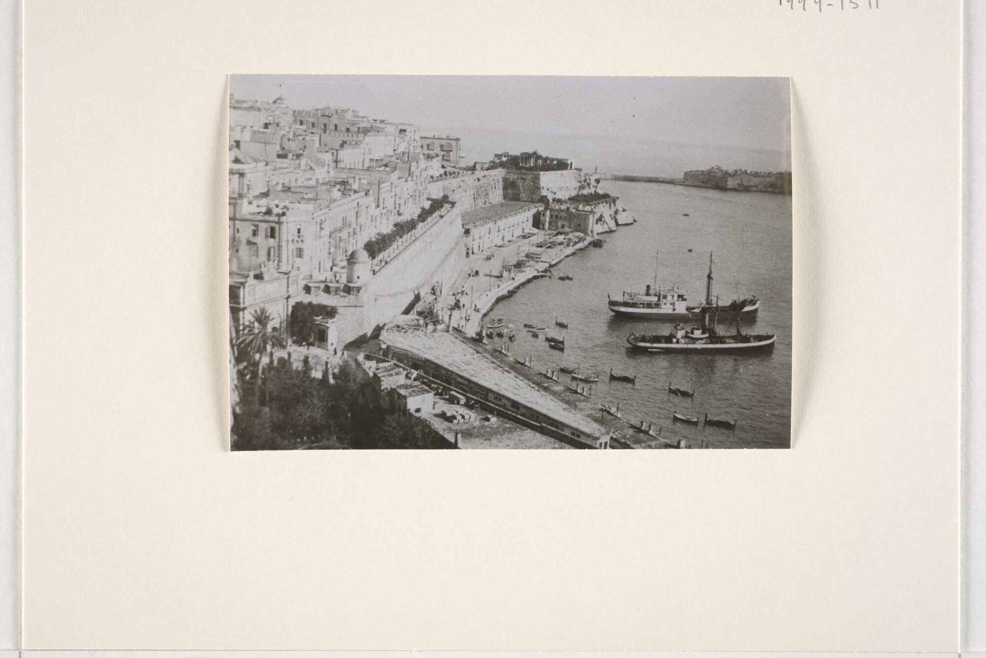 1994.1511; De coaster ms. Majang voor anker in de haven van Malta (ingang van La [...]; foto