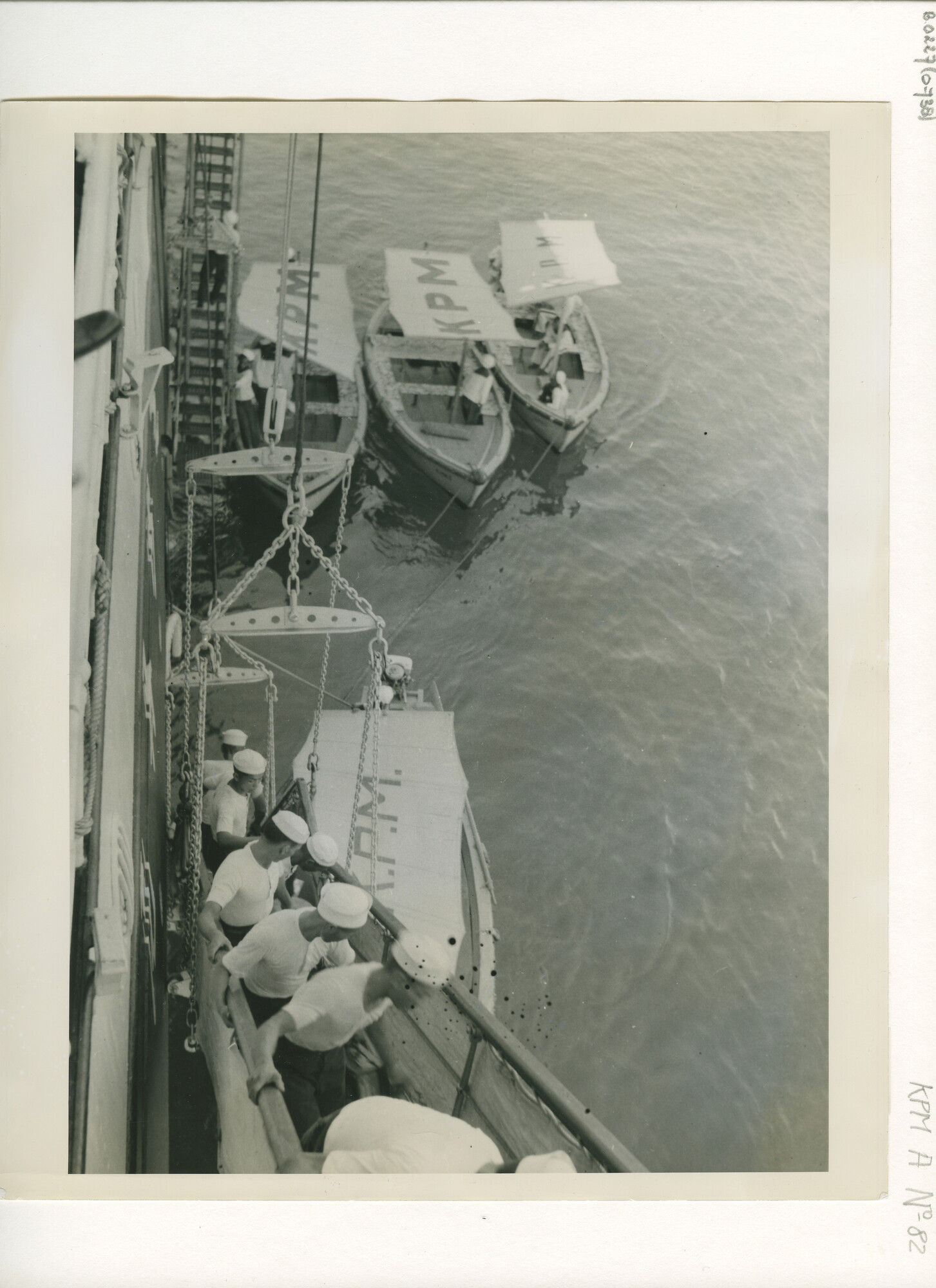 B.0227(0738); Redetransport te Boeleleng (Noord Bali); Indische matrozen gaan aan boord van een KPM-schip; foto