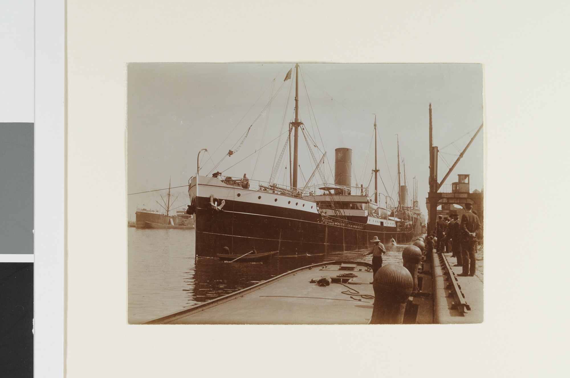 S.3565(64); Het vrachtschip ss. Madura'van de SMN aan een kade; foto