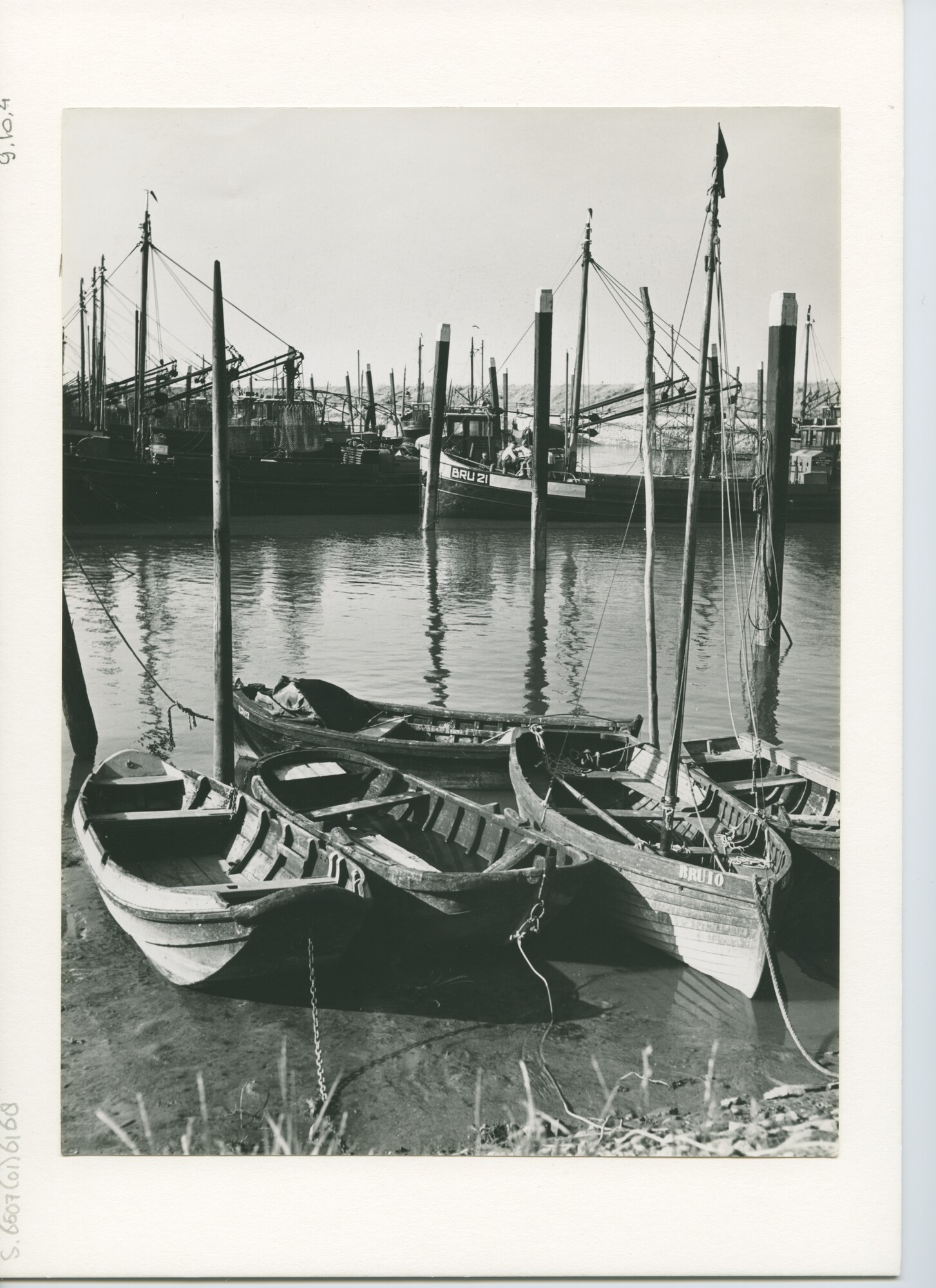 S.6507(01)6168; De haven van Bruinisse bij laag water; foto