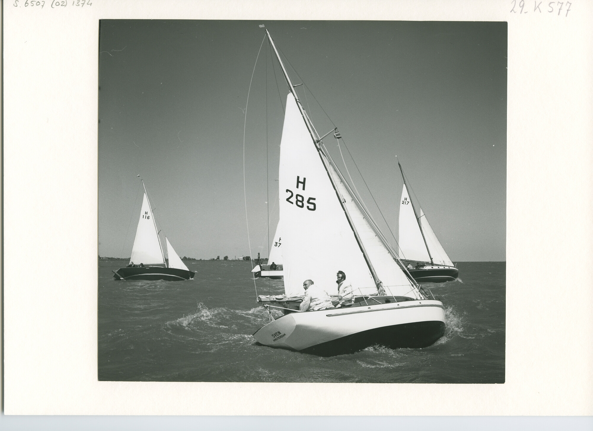 S.6507(02)1374; Zwart-wit foto van de start van de RORC-klasse voor Volendam; foto