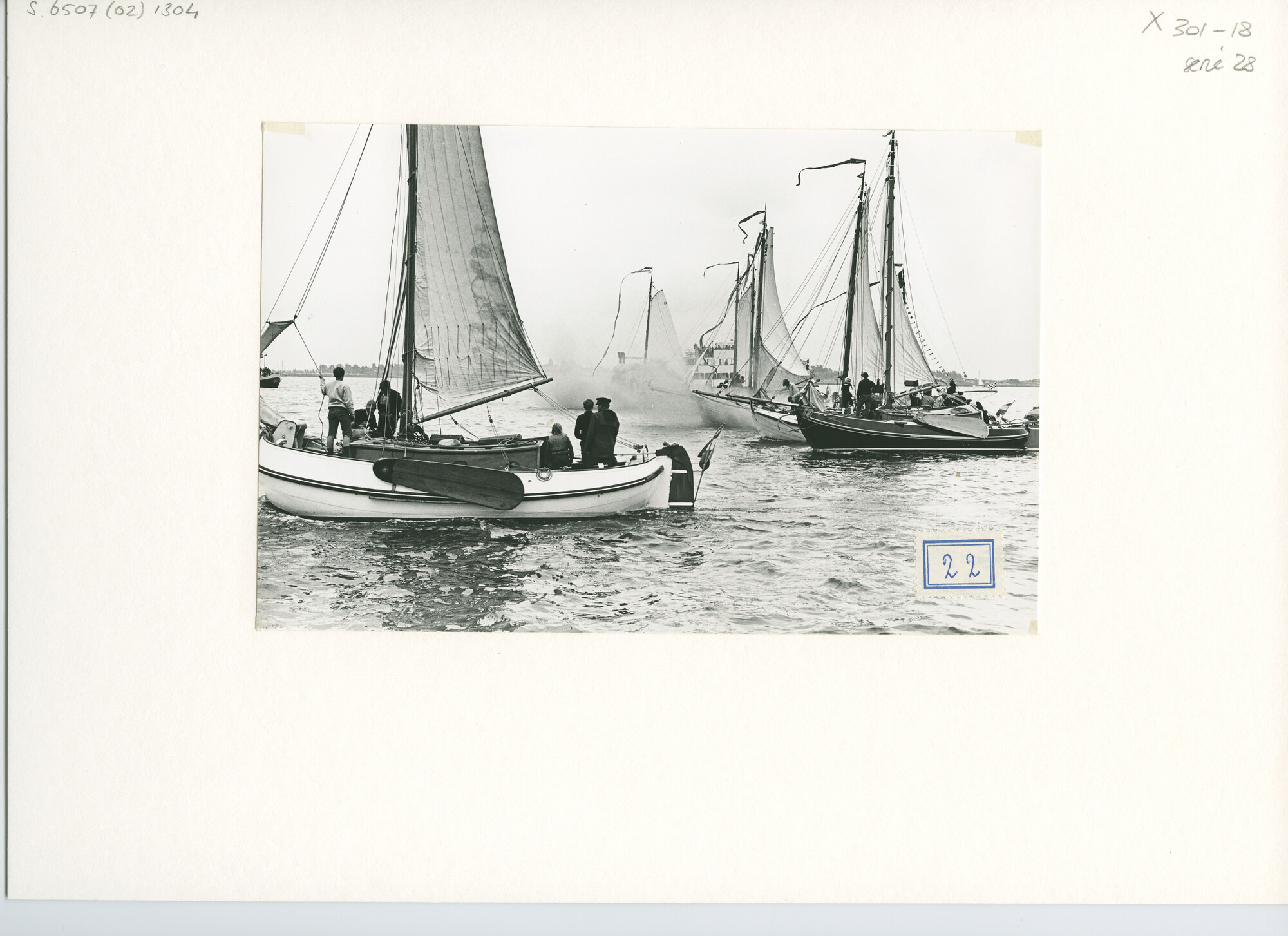 S.6507(02)1304.02; Zwart-wit foto van de reünie van ronde en platbodemjachten te Willemstad; foto