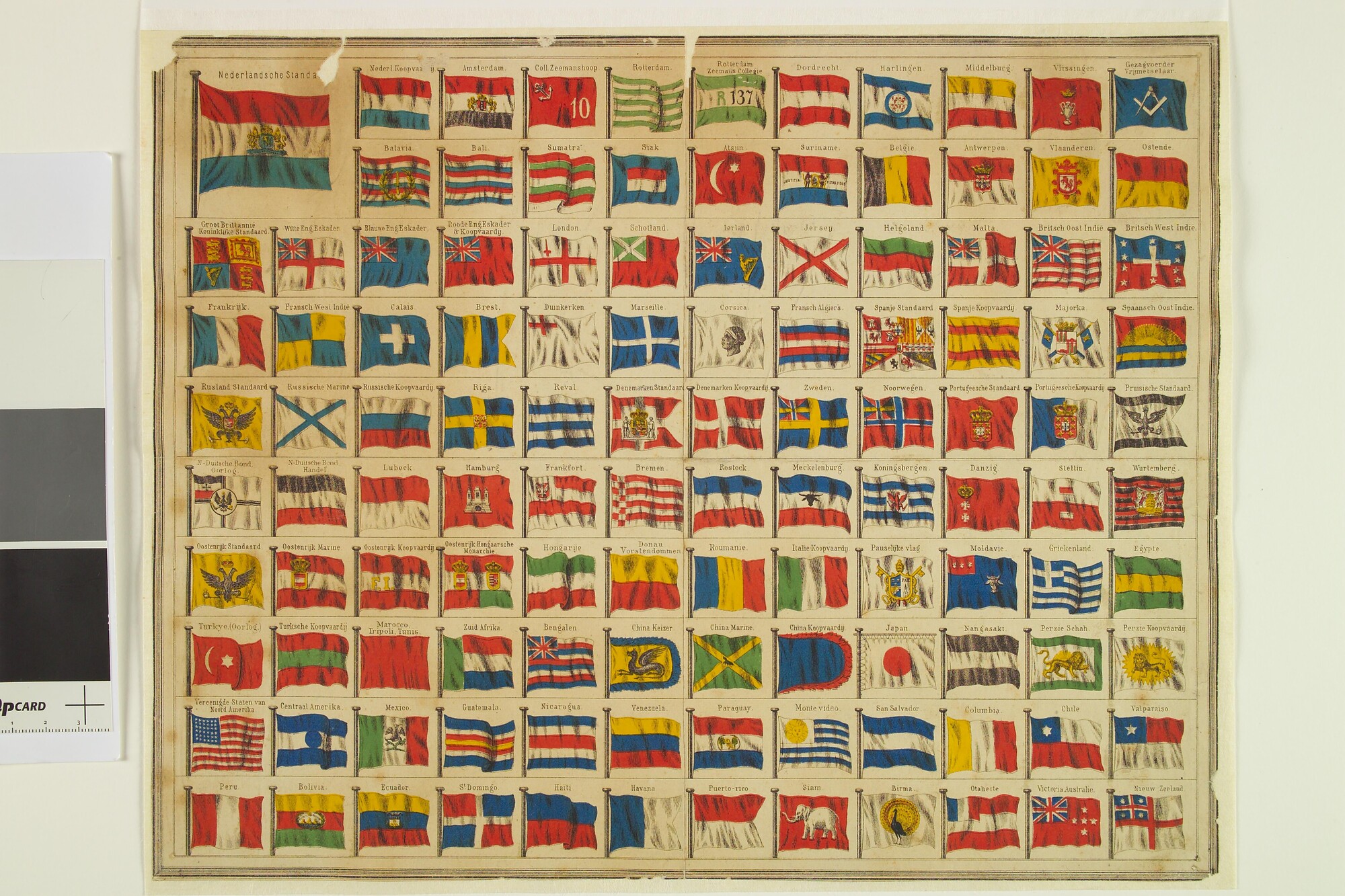 A.0149(0414); Een gekleurde vlaggenkaart met 117 vlaggen van de belangrijkste zeevarende naties; prent