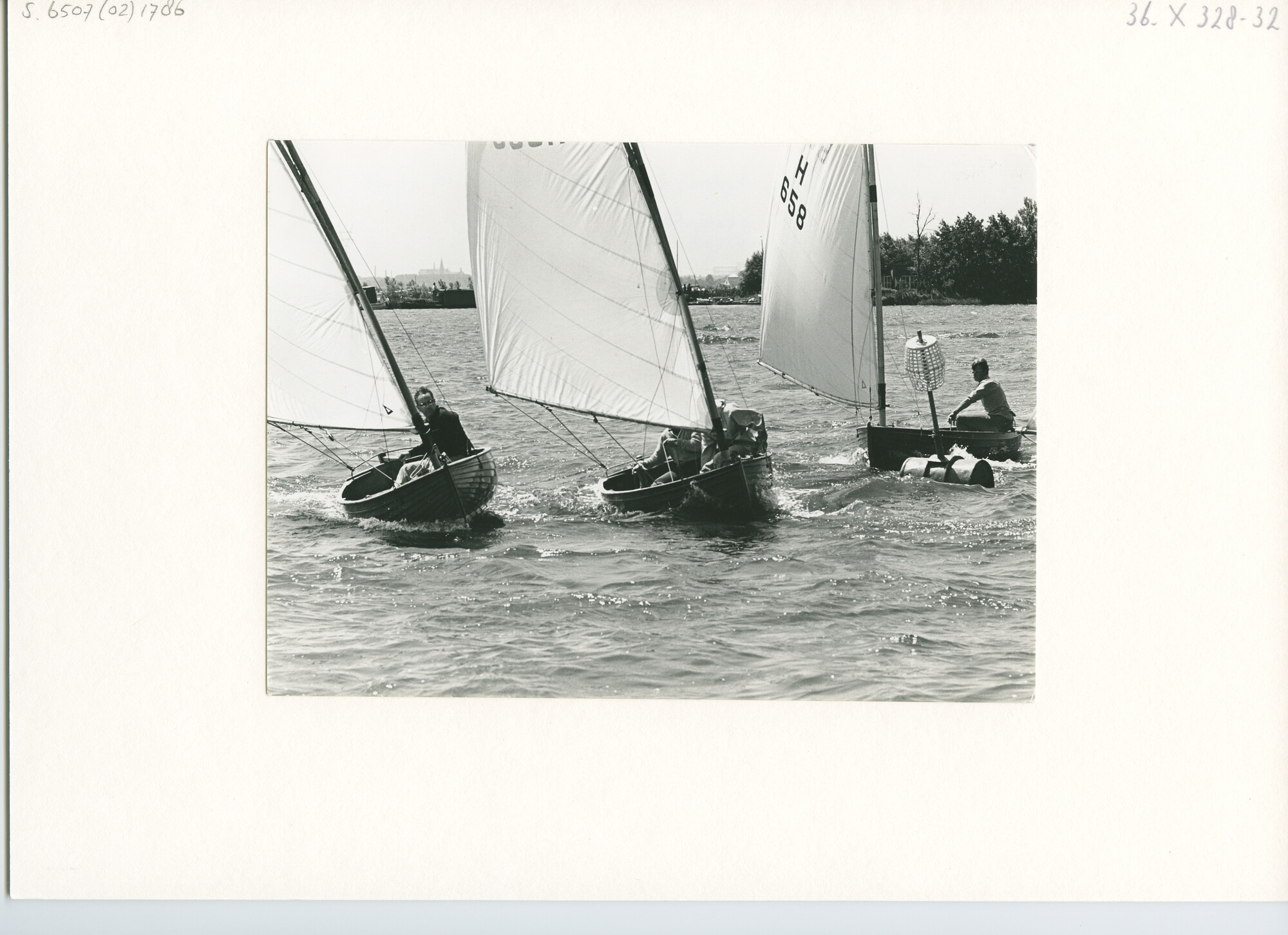 S.6507(02)1786.02; Zwart-wit foto van de Kaagweek 1969: twaalfvoetsjollen aan de wind en bij het ronden van een boei; foto