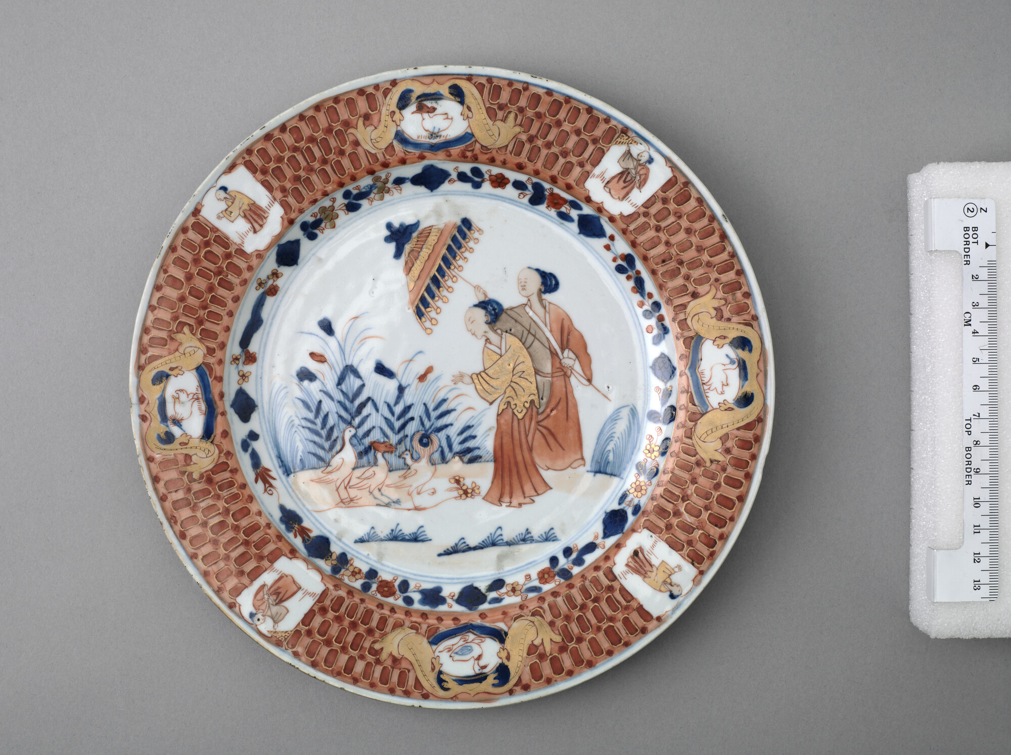 A.3536(01); Bord van Chinees porselein met een voorstelling van twee vrouwen met een parasol; plat bord