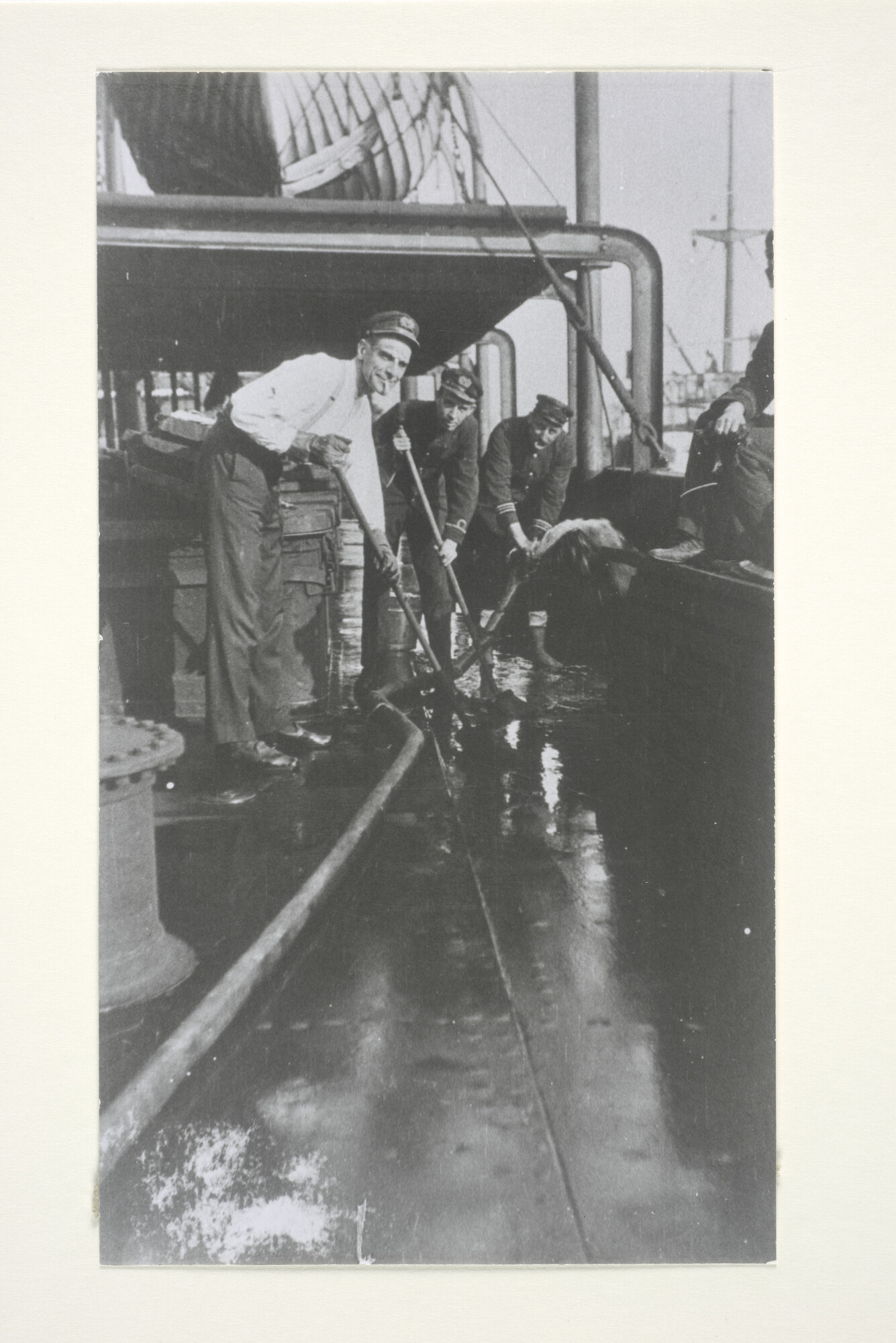 1999.1255; Foto's gemaakt aan boord van het vrachtschip ss. 'Bintang' van de SMN tijdens het kolen laden in de Barry Docks [...]; fotoreportage