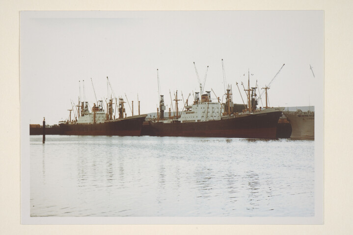 S.7032(042); Kleurenfoto van de vrachtschepen ms. 'Loppersum' en 'Woltersum' van de NV Stoomvaart Maatschappij 'Oostzee' [...]; foto