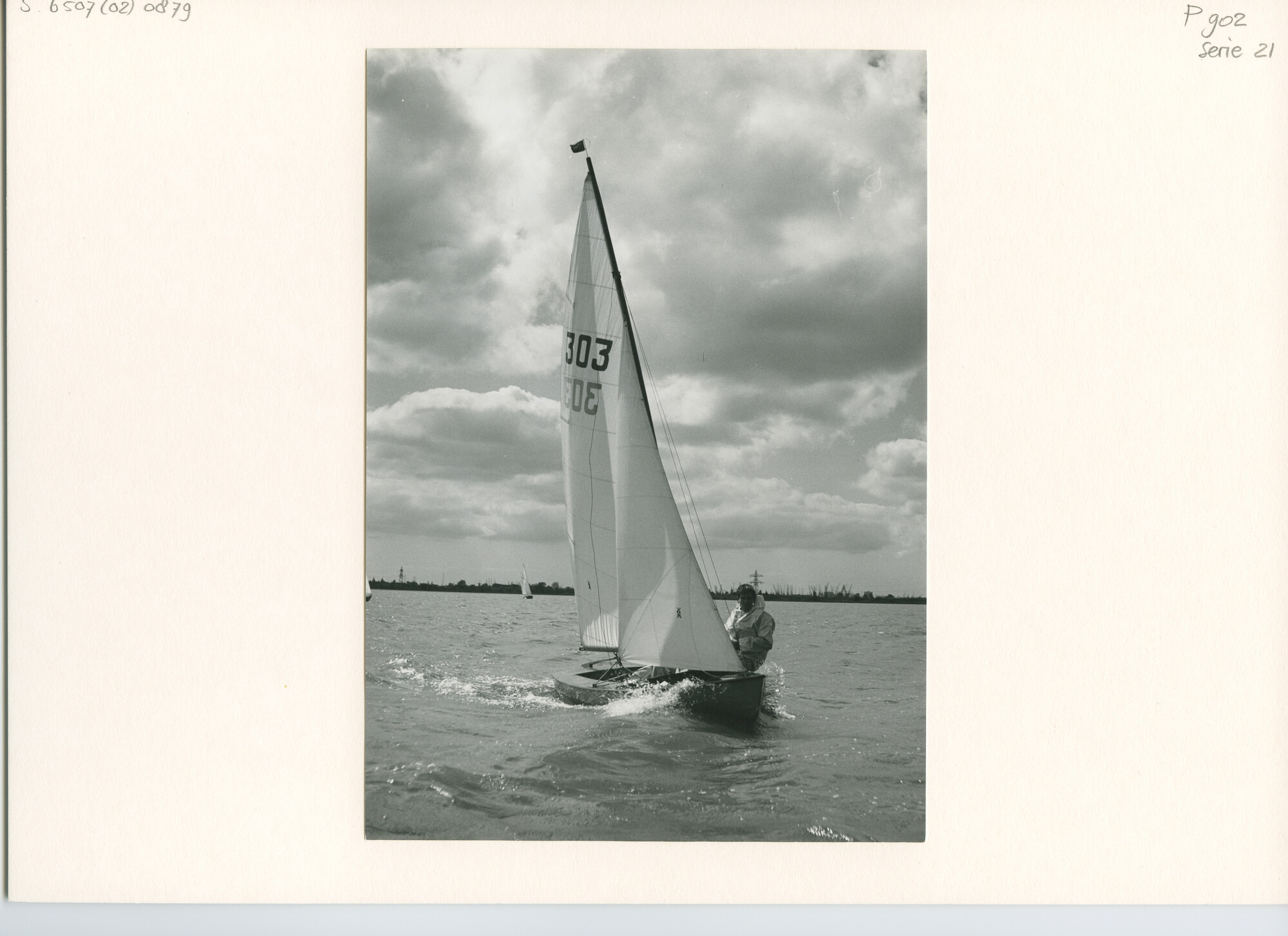 S.6507(02)0879.01; Zwart-wit foto van de Jeugdklasse op het Buiten IJ en op de Kralingse Plas; foto