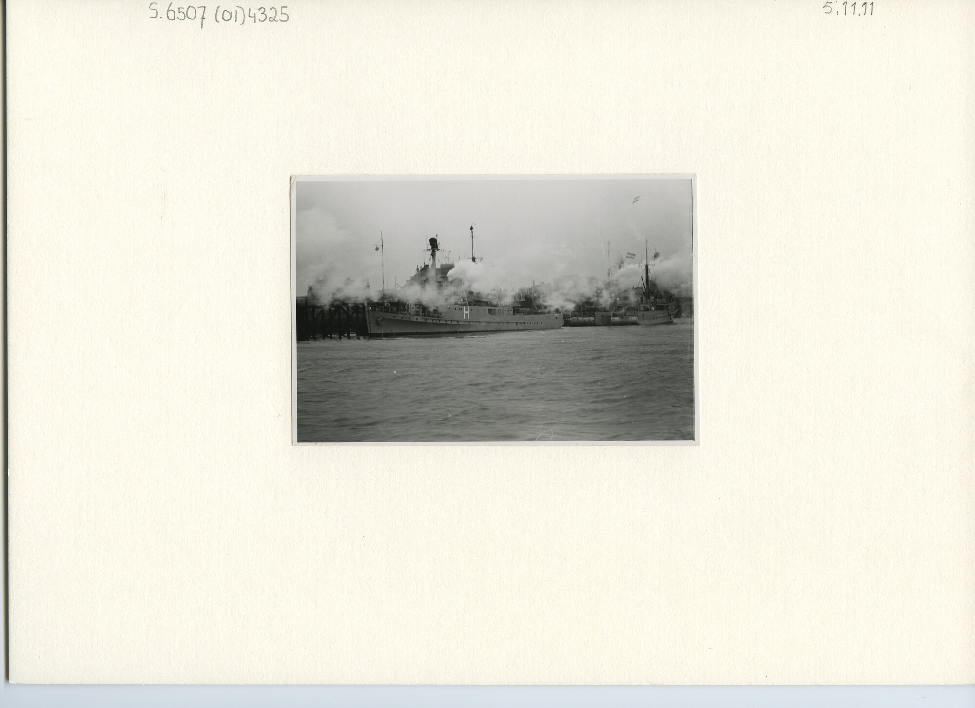 S.6507(01)4325; De mijnenveger Hr.Ms Abraham van der Hulst afgemeerd langszij een steiger te Vlissingen; foto
