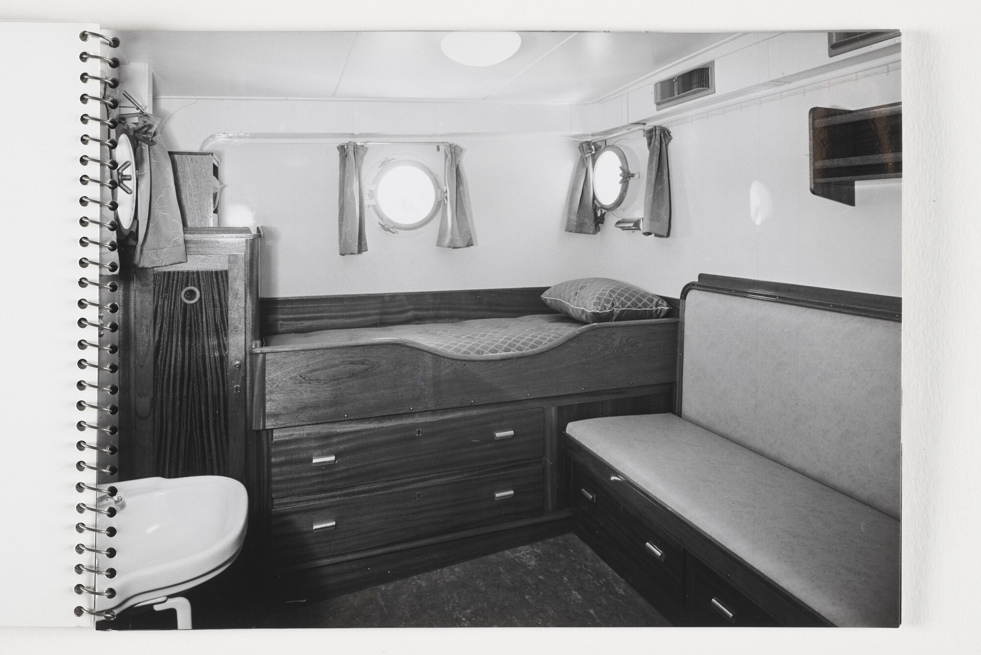 2012.1009; Fotoalbum met zwart-wit foto's van de gemotoriseerde sleepboten Sugi en Sukamandi van de scheepswerf de Vries Lentsch; fotoalbum