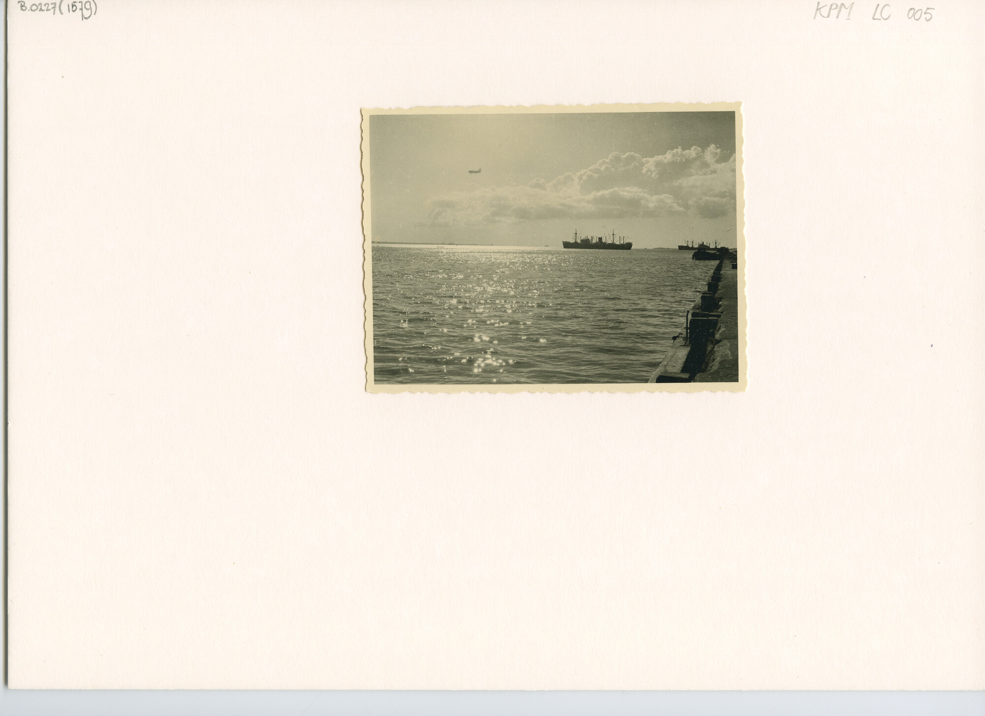 B.0227(1579); Schepen op de rede (Westervaarwater) gezien vanaf de IJmuidenkade (Tandjoeng Perak, Soerabaja); foto