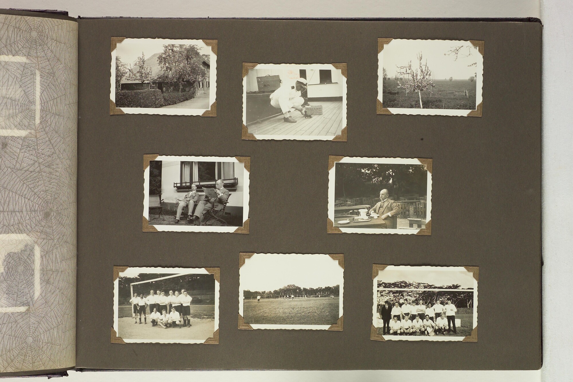 S.5548(091); Persoonlijk album van J.D. van Schooten met foto's aan boord van het ss. Tjikini; fotoalbum