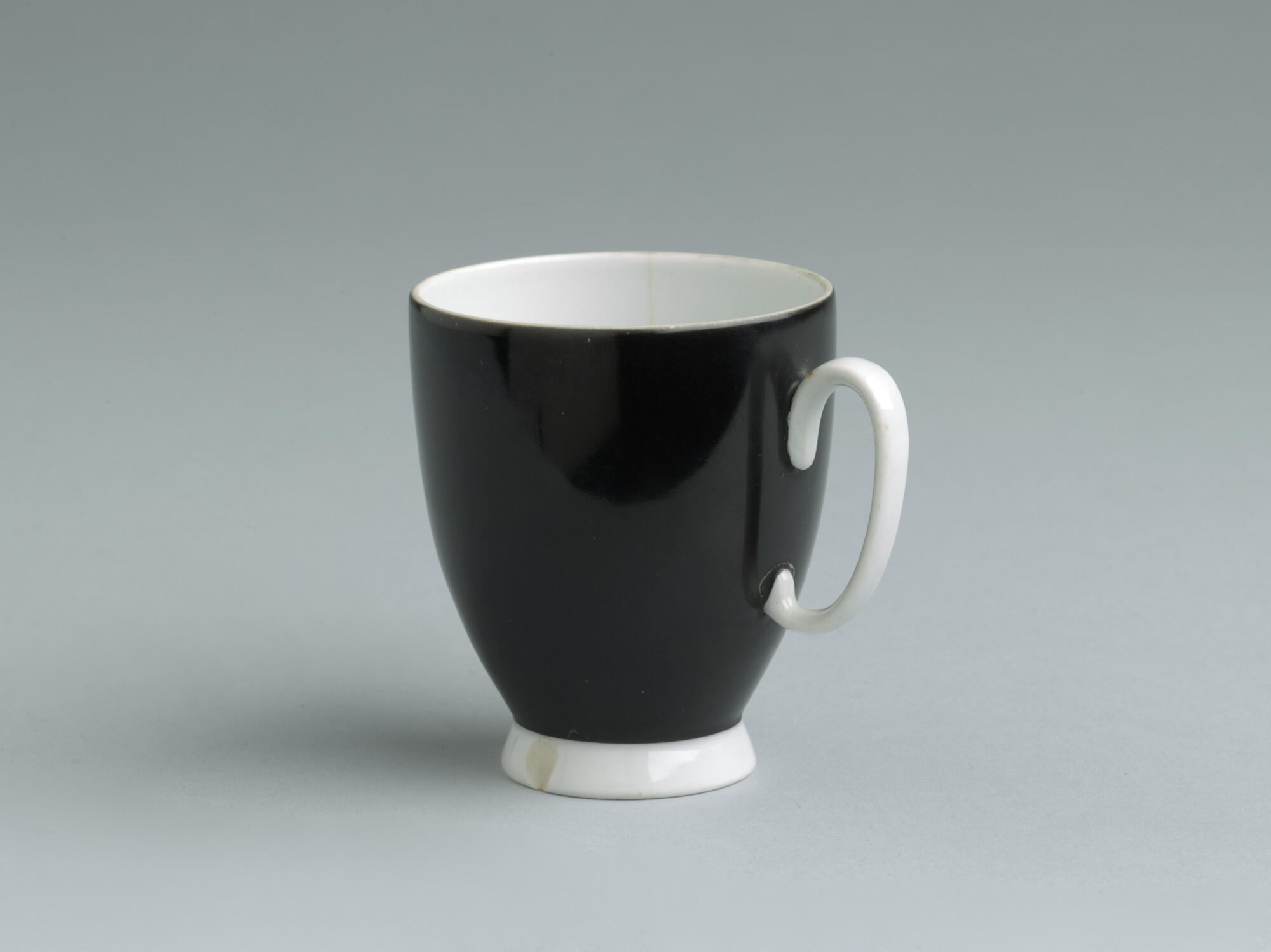 2012.1766; Zwart-wit porseleinen koffiekop; koffiekop