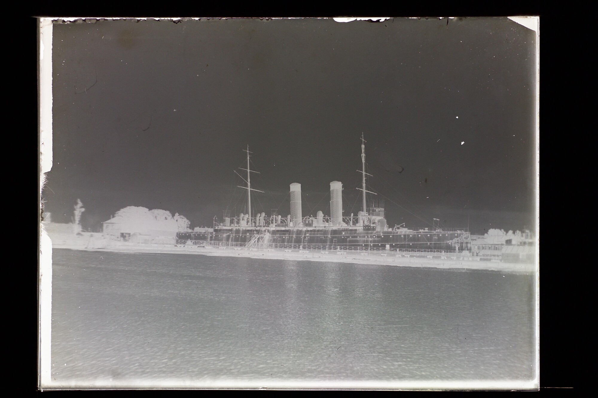 S.3319(250)a; Pantserdekschip 'Holland', deels onttakeld; negatief
