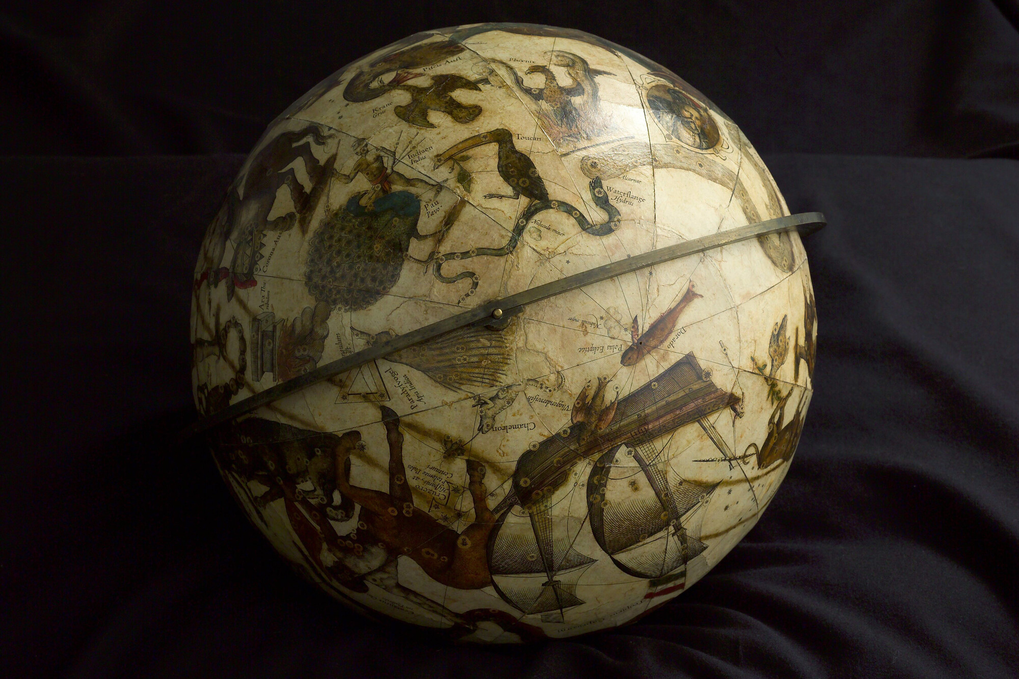 A.0942; Hemelglobe van 35,5 cm doorsnede door Jodocus Hondius (1563 - 1612), Amsterdam, 1600; globe