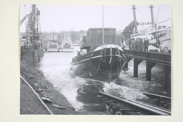 S.5219(12)0318; Foto's van de tewaterlating van de havensleepboot 'Willemina Goedkoop' (9); fotoreportage